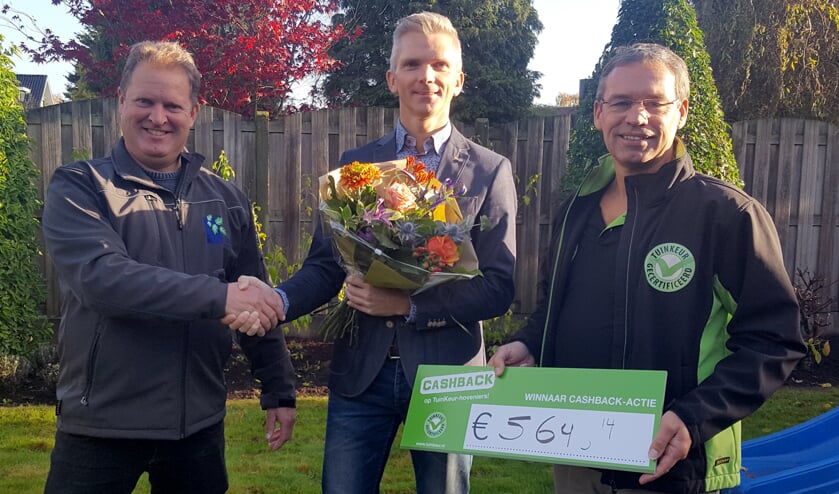 Namens Spieker Hoveniers reikt René Spieker de prijs uit aan winnaar Te Brake. Foto: PR