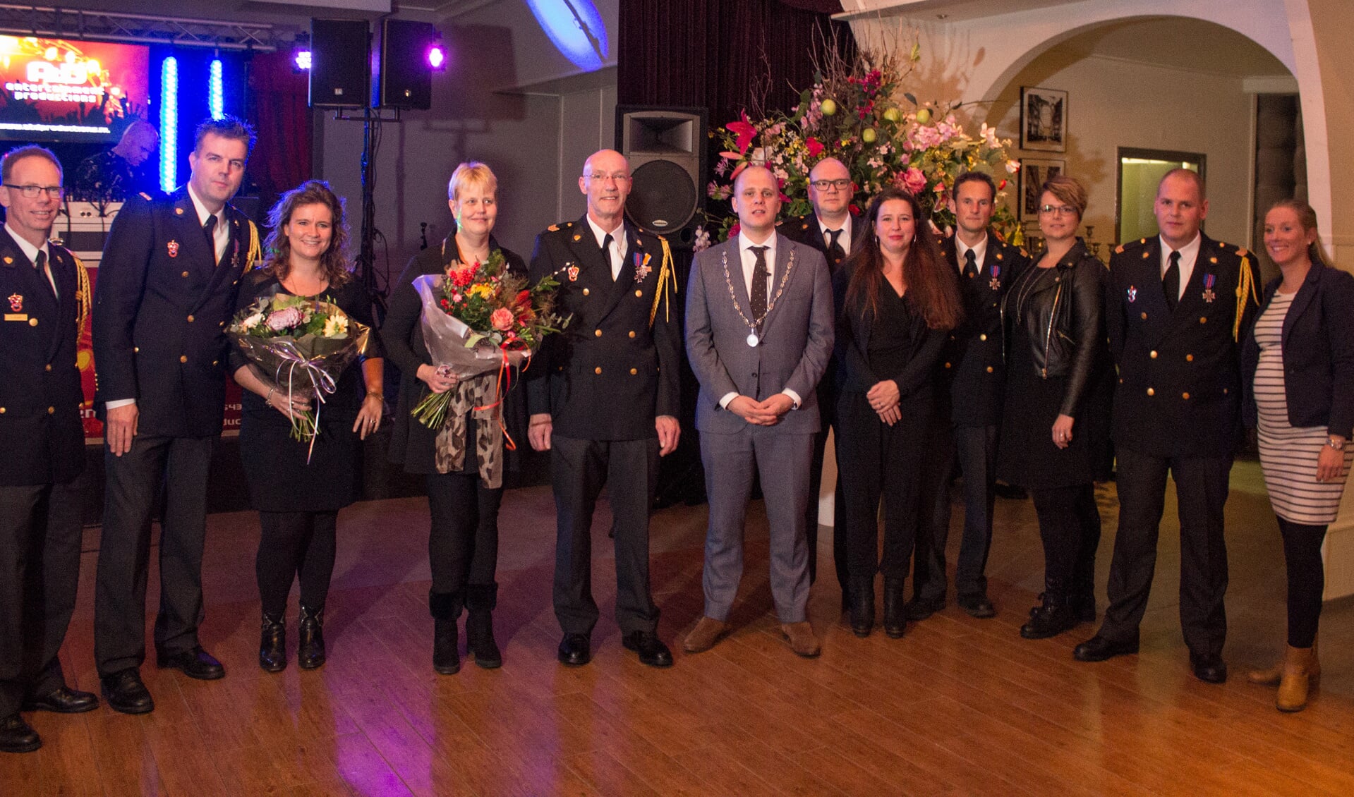 Alle jubilarissen, met burgemeester Joris Bengevoord. Foto: Bram Beckmans