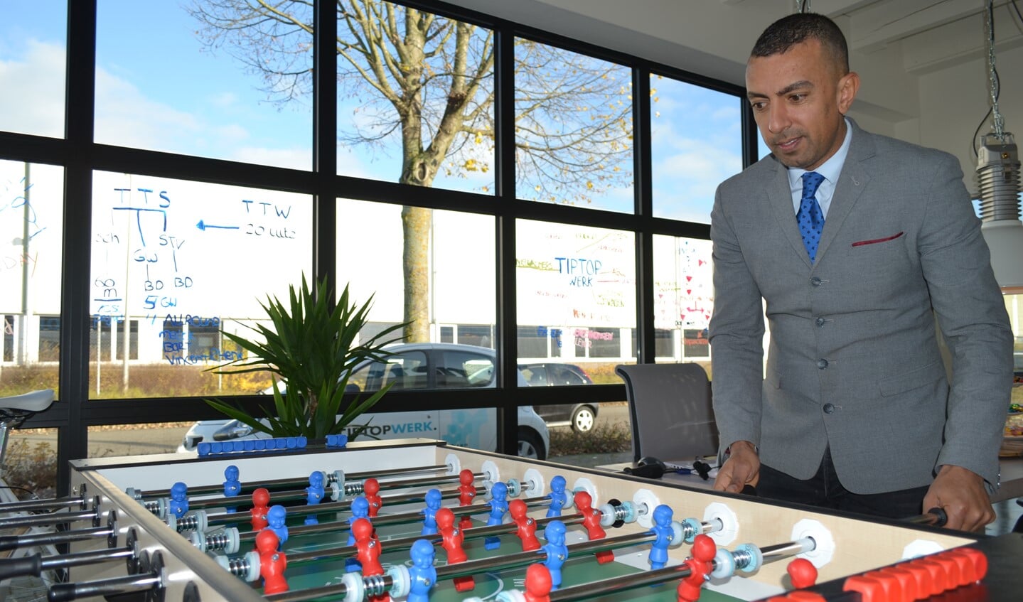 Osman Abbadi speelt een spelletje tafelvoetbal: