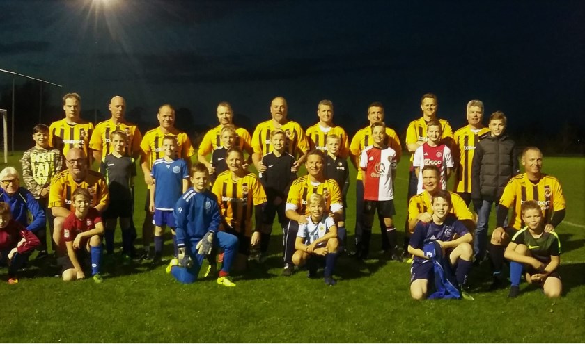 De beide teams samen vereeuwigd op de gevoelige plaat. Foto: PR