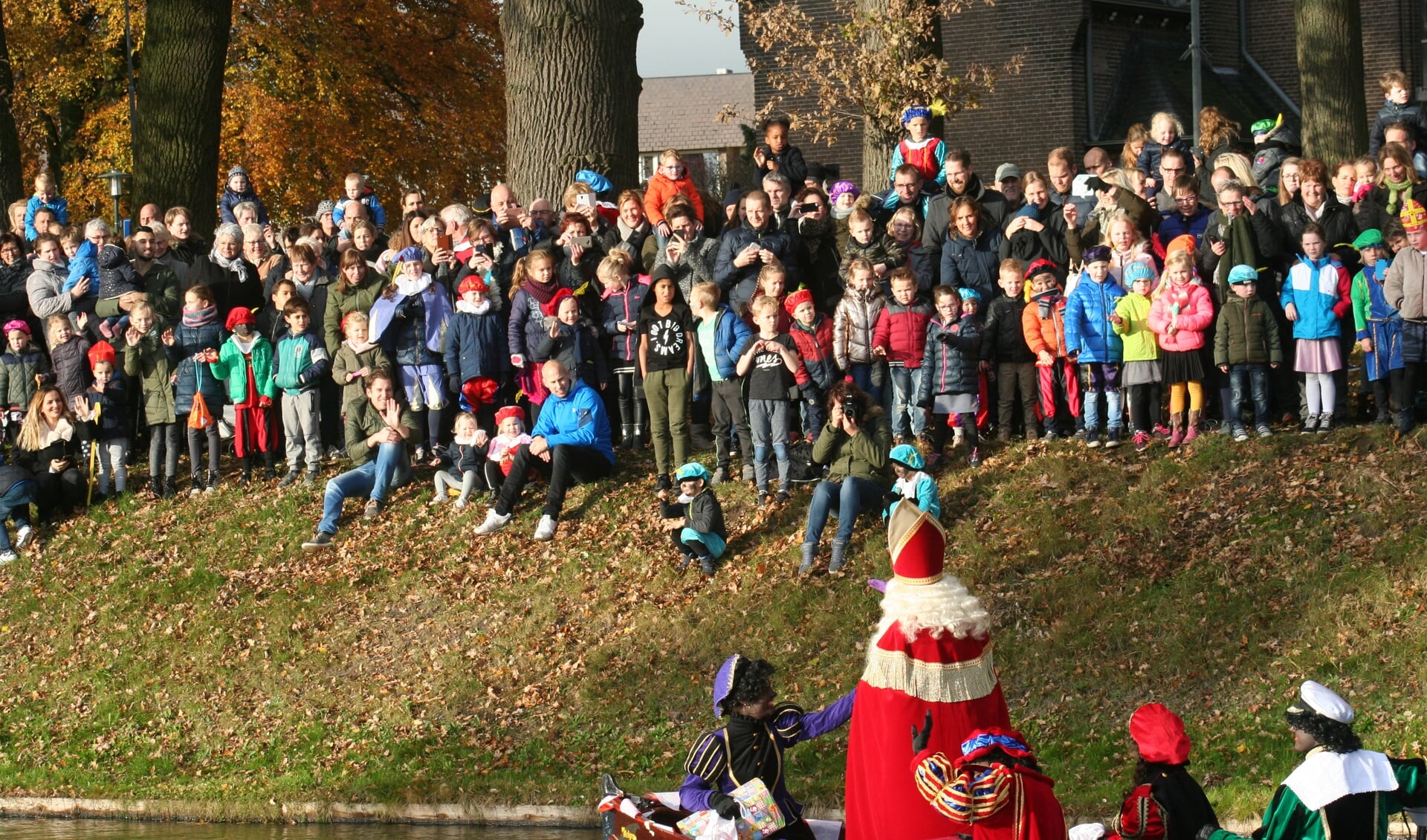 Honderden kinderen verwelkomen de Sint die per boot over de Grolse stadsgracht aankomt. foto: Kyra Broshuis/archief Achterhoek Nieuws