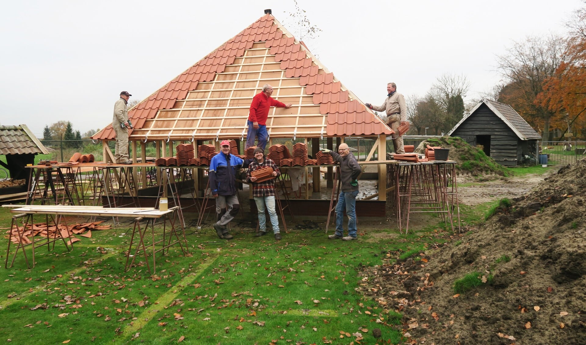 Het dak van het nieuwe hertenverblijf in het dierenpark De Halve Maan wordt voorzien van pannen. Foto: Theo Huijskes