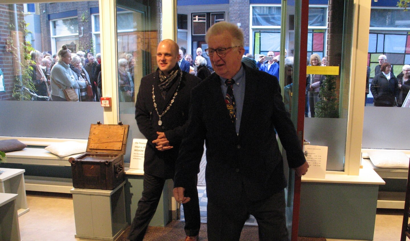 Joop Bilderbeek en burgemeester Bengevoord hebben zojuist de deur van het museum geopend. Foto: Bernhard Harfsterkamp
