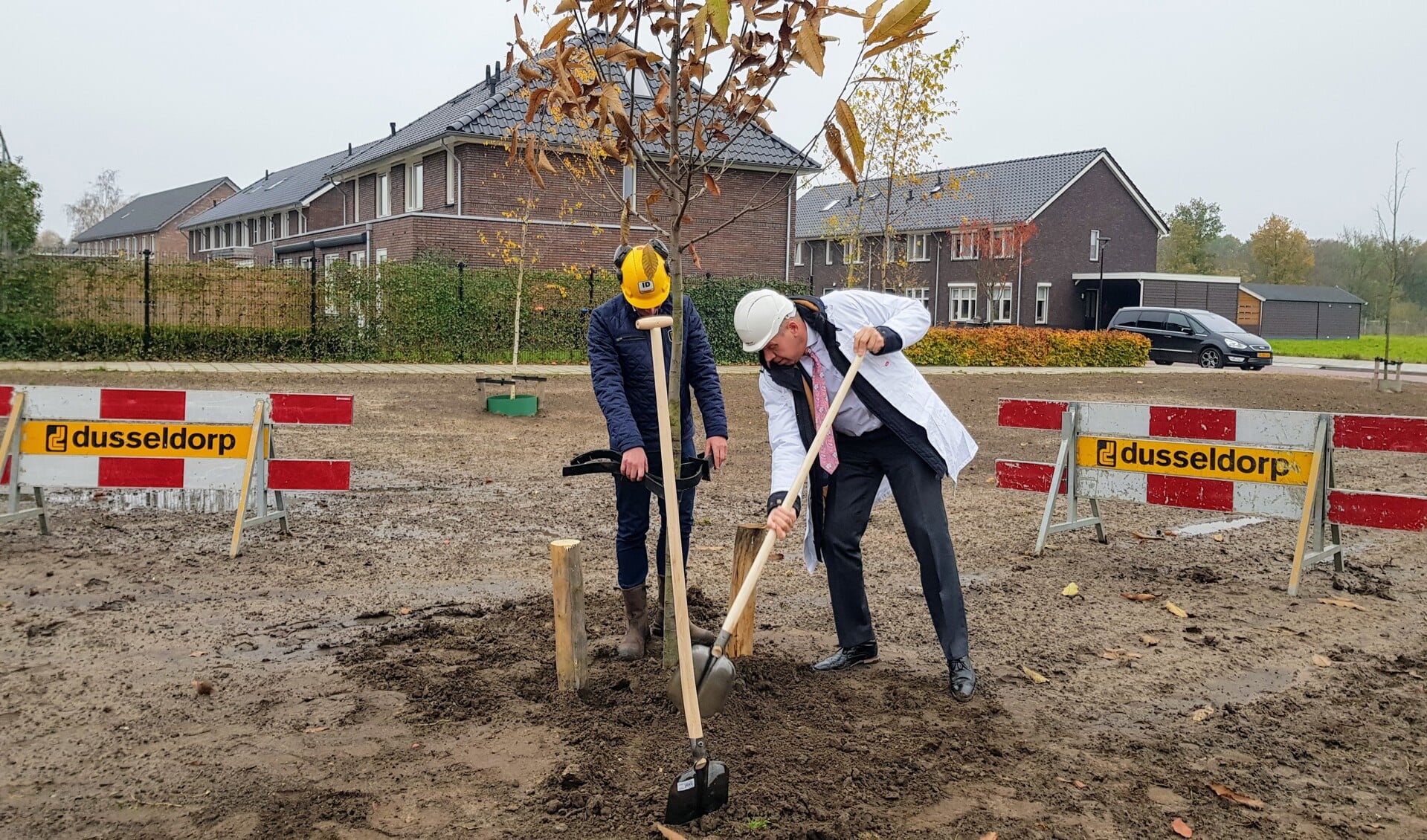 Wethouder Spekschoor (met witte helm) plant laatste boom in wijk De Kwekerij. Foto: Luuk Stam
