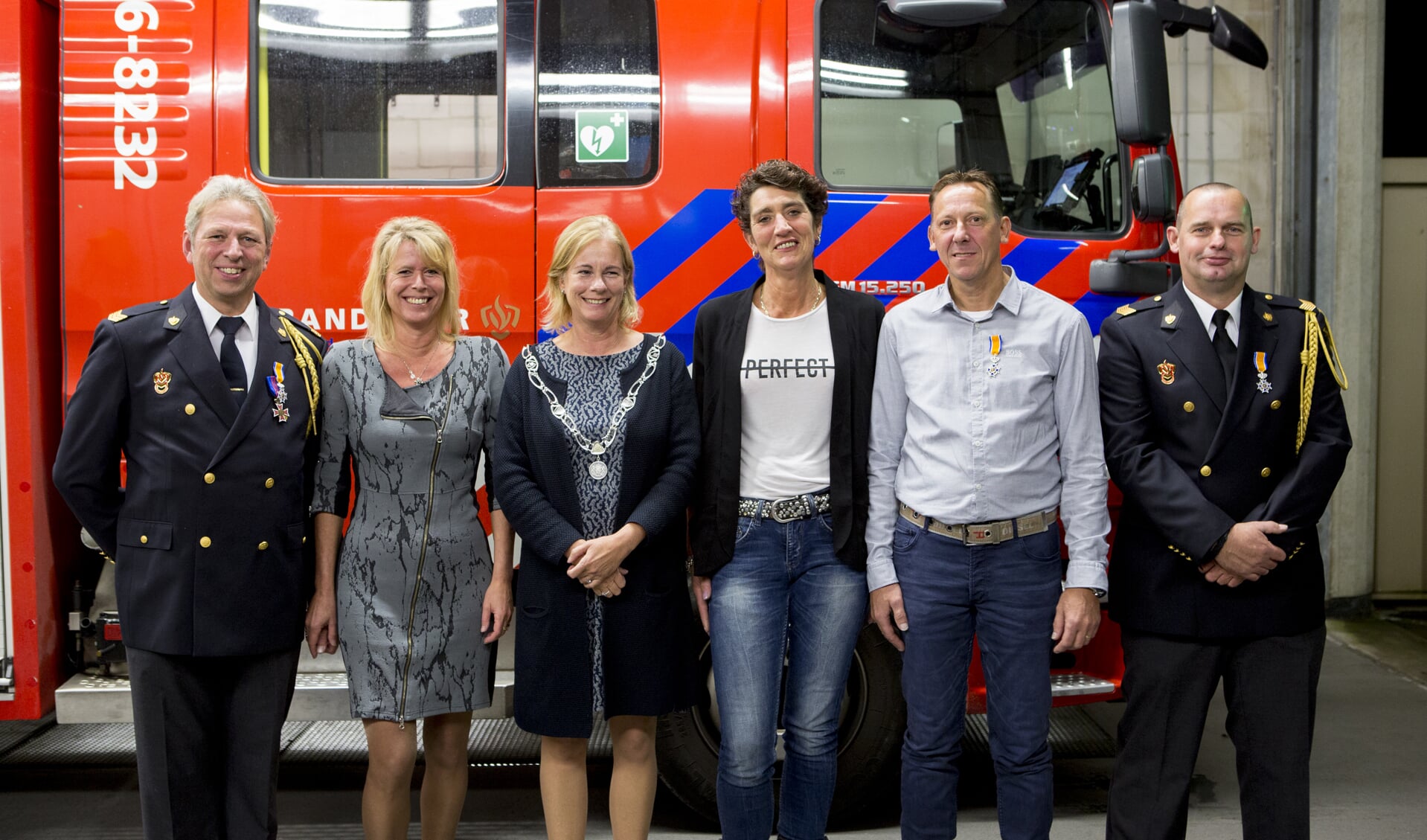 Theo Knapen, mevrouw Knapen, burgemeester Annemieke Vermeulen, mevrouw Willems, Michel Willems en Richard Harmsen. Foto: Daan Noordhuizen