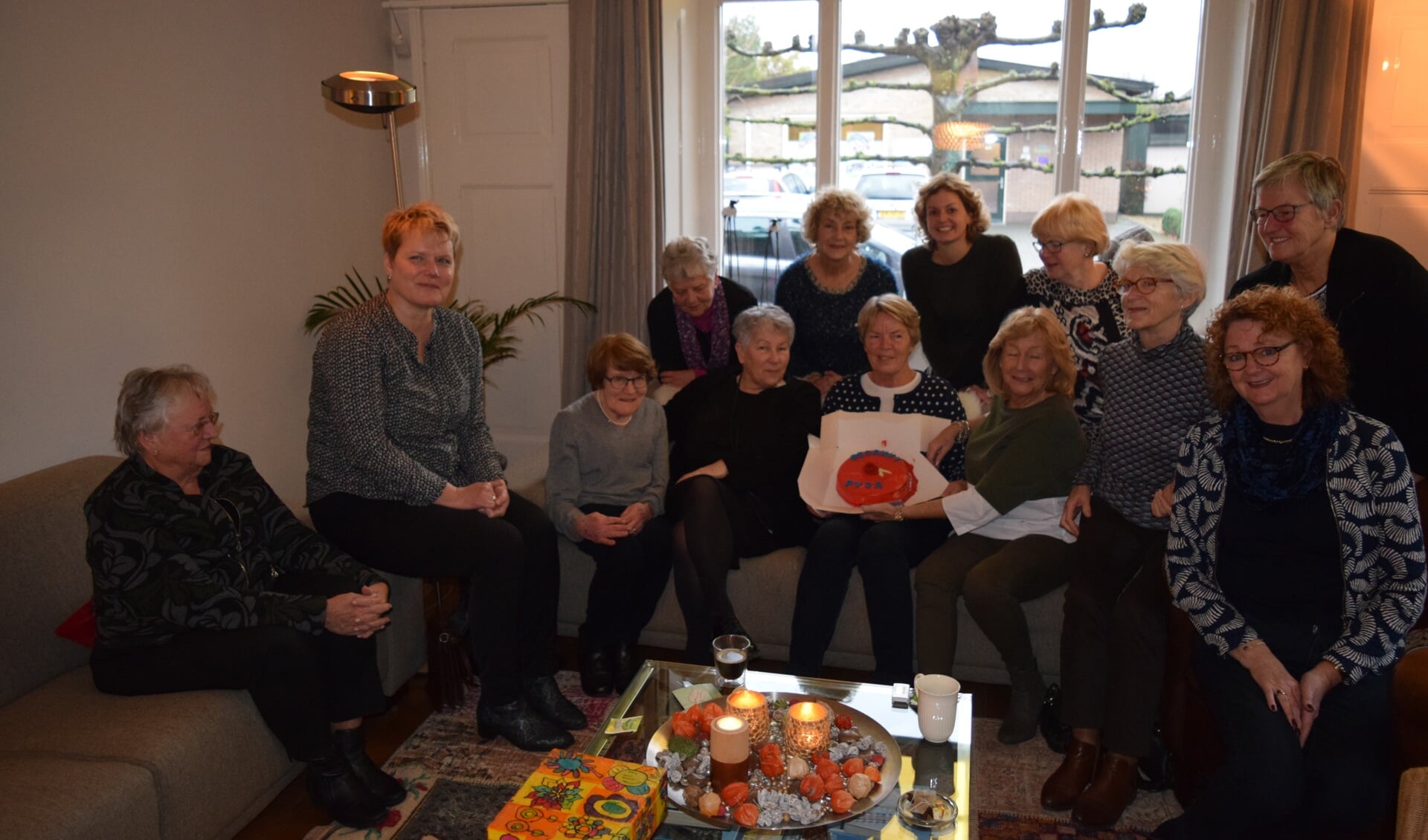 Op 27 november ontvingen de vrijwilligers van het Alzheimer Café Zutphen de Rode Taart uit handen van kandidaat-raadslid Suzanne de Geus. Foto: PR