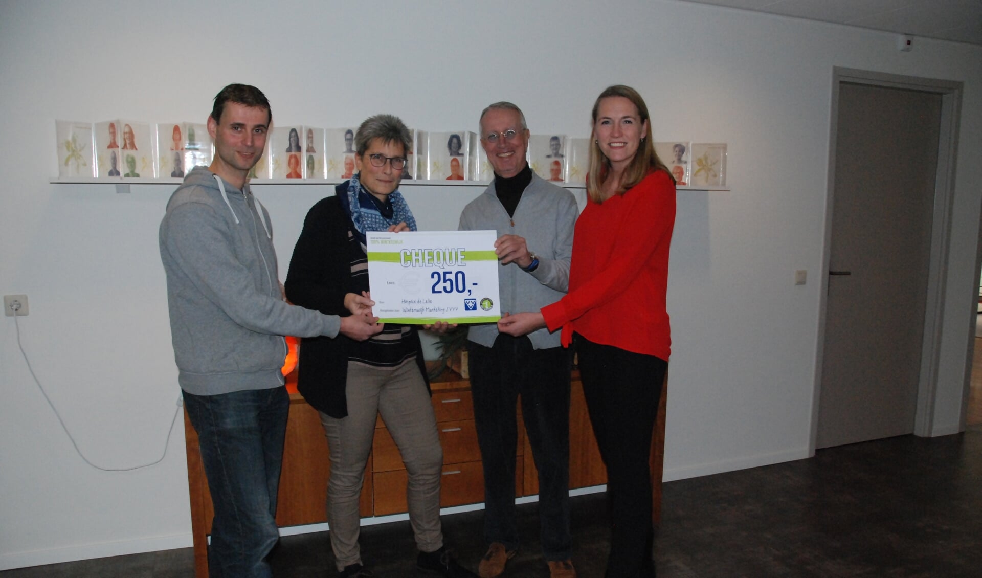 Pieter Navis(links) en Gienne te Gronde (rechts) overhandigen de cheque aan Hans ten Kate en Janny Stronks van Hospicegroep De Lelie. Foto: PR
