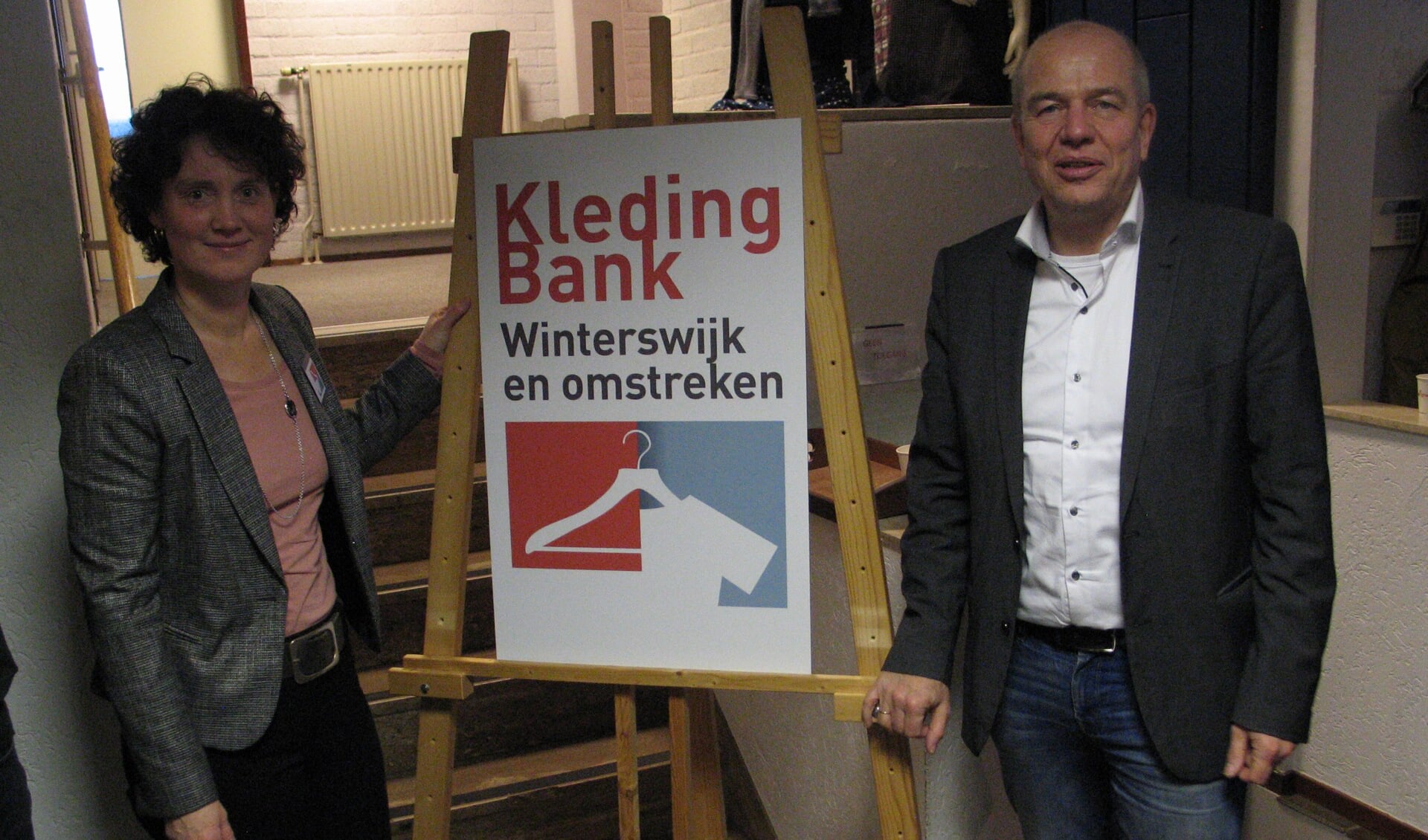 Femke Koster van de Kledingbank en wethouder Aalderink hebben de nieuwe locatie geopend. Foto: Bernhard Harfsterkamp