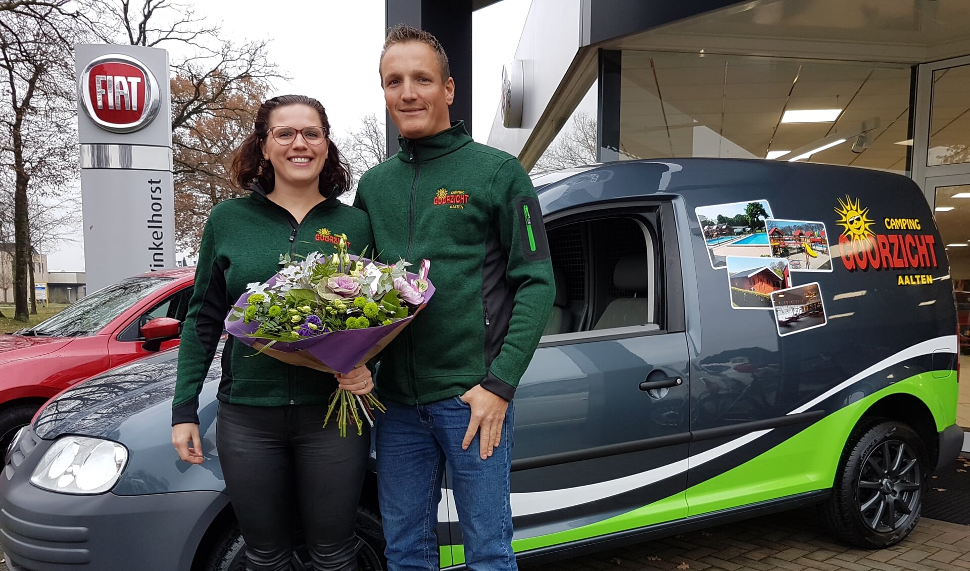 Foto: Steffen te Dorsthorst en Ester Lammers bij hun nieuwe bedrijfswagen, helemaal in de frisse Goorzicht-look