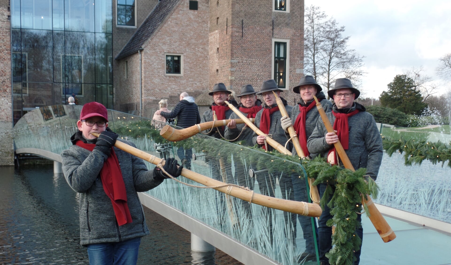 Senna Tragter blaast op de midwinterhoorn met daarachter van links naar rechts: Anton Edelijn, Bart Arends, Harry Koenderinck, Berthien Bource en Rinus Tragter. Op de foto ontbreekt: Frans Boschker. Foto: Jan Hendriksen.