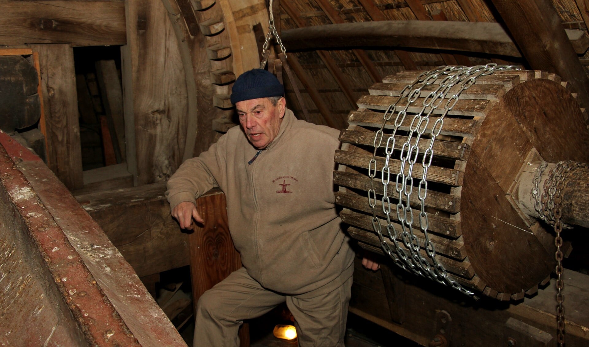 Molenaar en examinator van het Gelderse molenaarsexamen Geert Buys in de kap van de Bronkhorster Molen. Foto: Liesbeth Spaansen