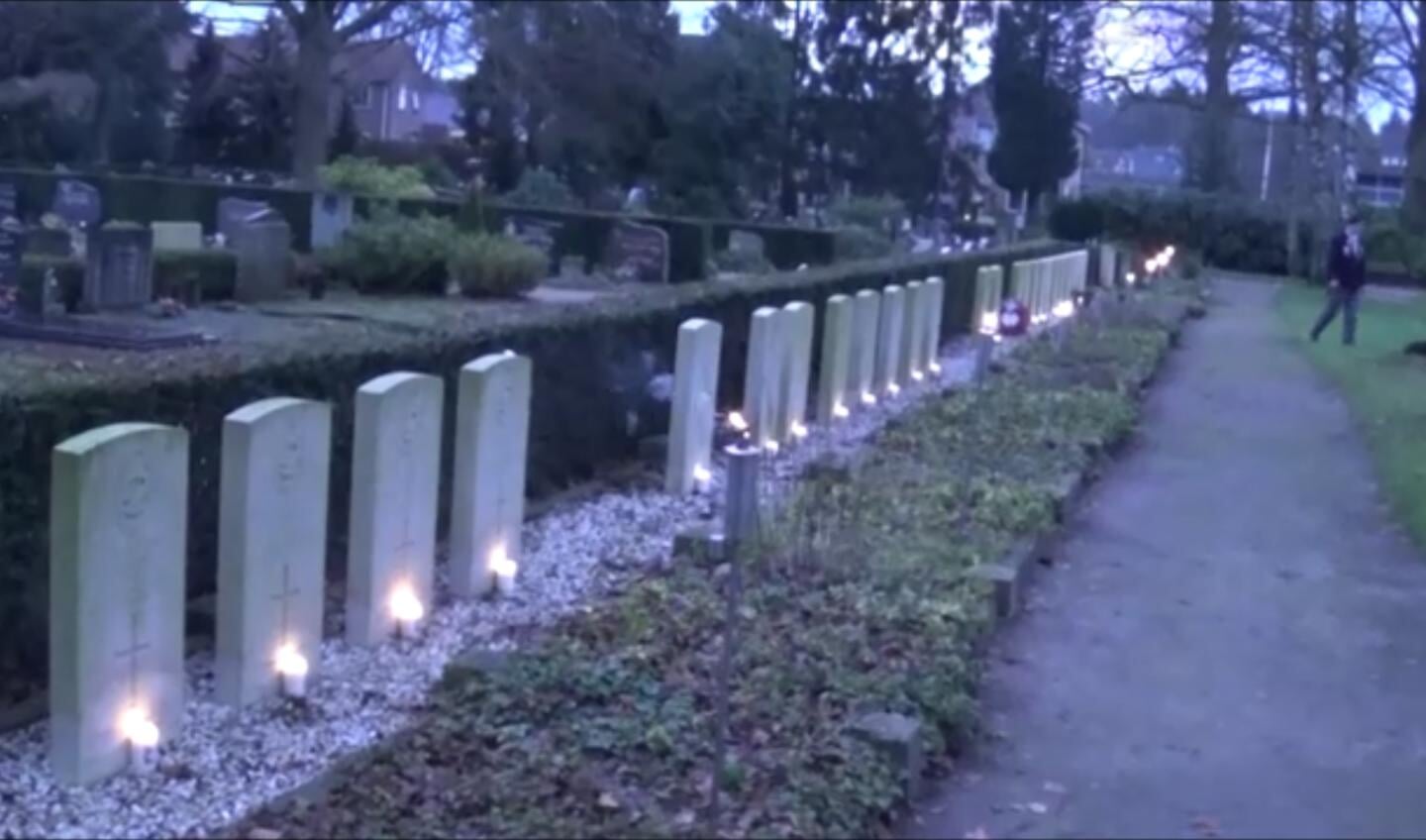 Bij dertig oorlogsgraven in Barchem brandde op Kerstavond kaarslichtjes. Foto: PR.  