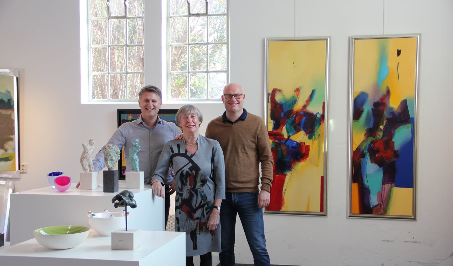 Mike (l.) en Rick Hulshof en Mieke van Kordelaar in de Kunstuitleen. Foto: PR