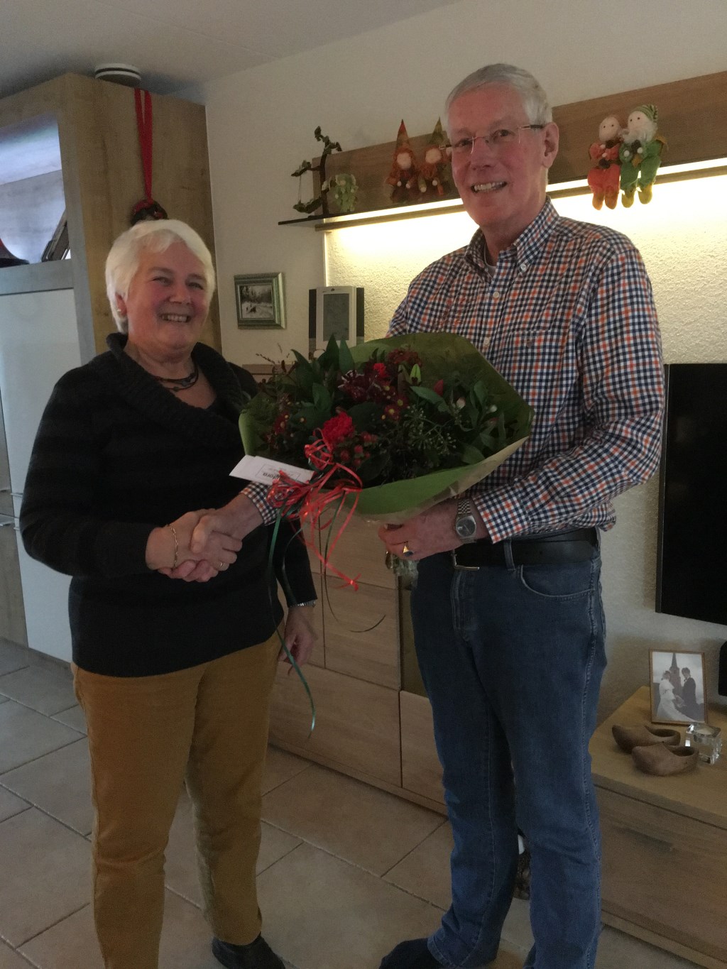 Jeanette van der Heij krijgt de bloemen van René Bartelink. Foto: Eigen foto
