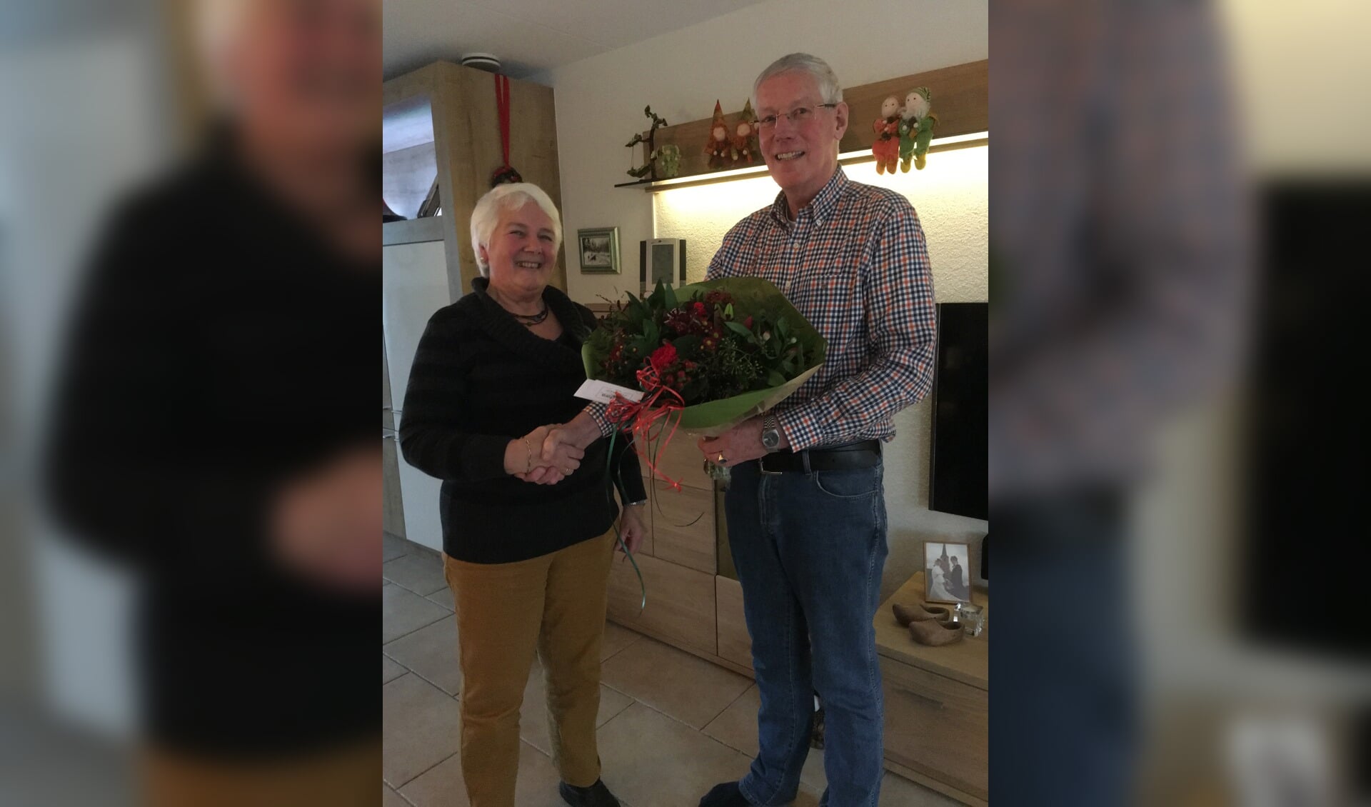 Jeanette van der Heij krijgt de bloemen van René Bartelink. Foto: Eigen foto
