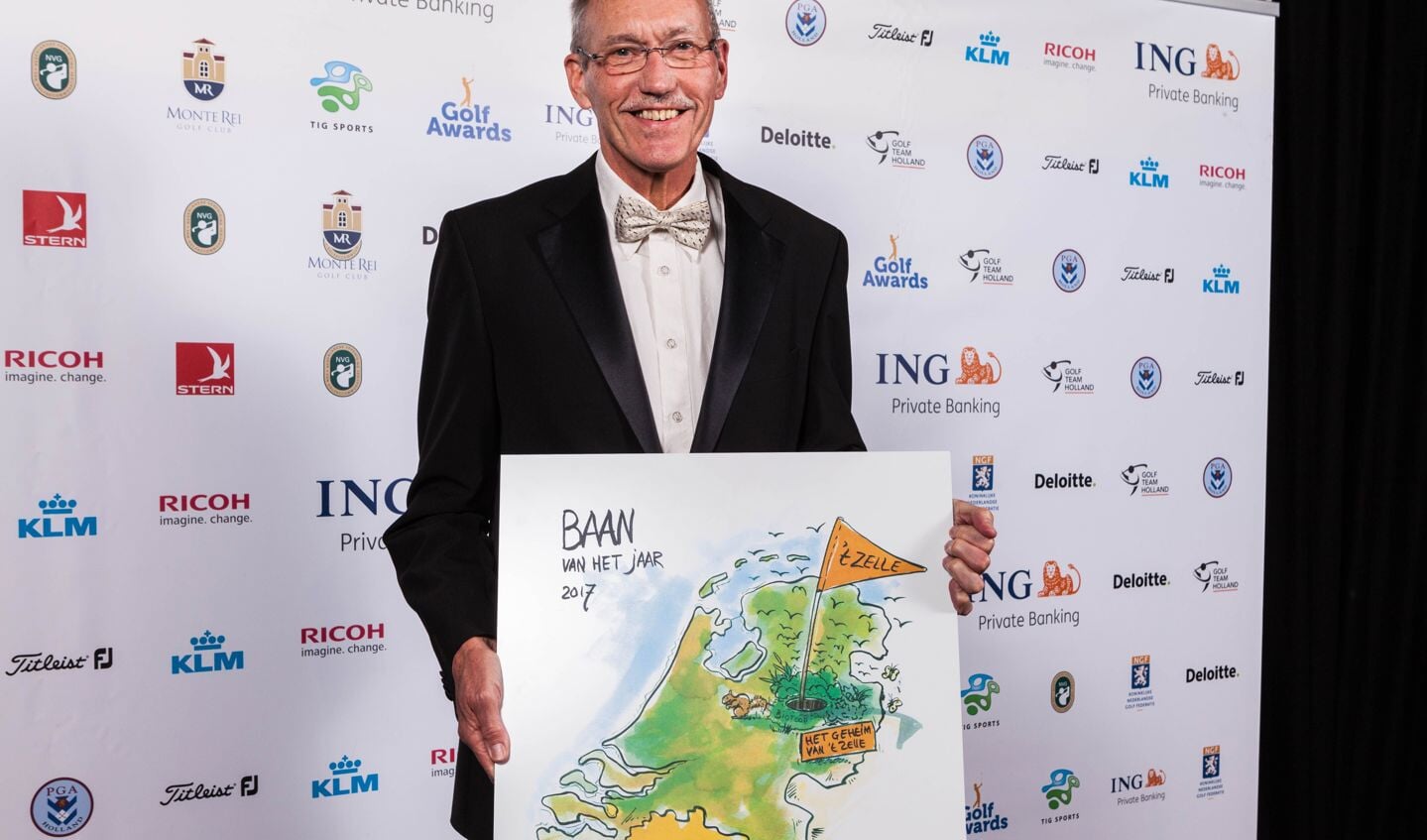Paul Baumann mag voor 't Zelle de Golfbaan van 't jaar 2017 award in ontvangst nemen. Foto: Ronald Speijer