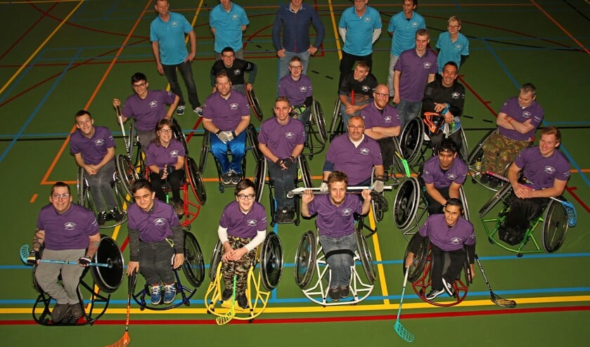 De rolstoelhockeyers, hun begeleiders, coachers zij blij met hun nieuwe shirtsponsor Harold Achterkamp. Foto: Liesbeth Spaansen
