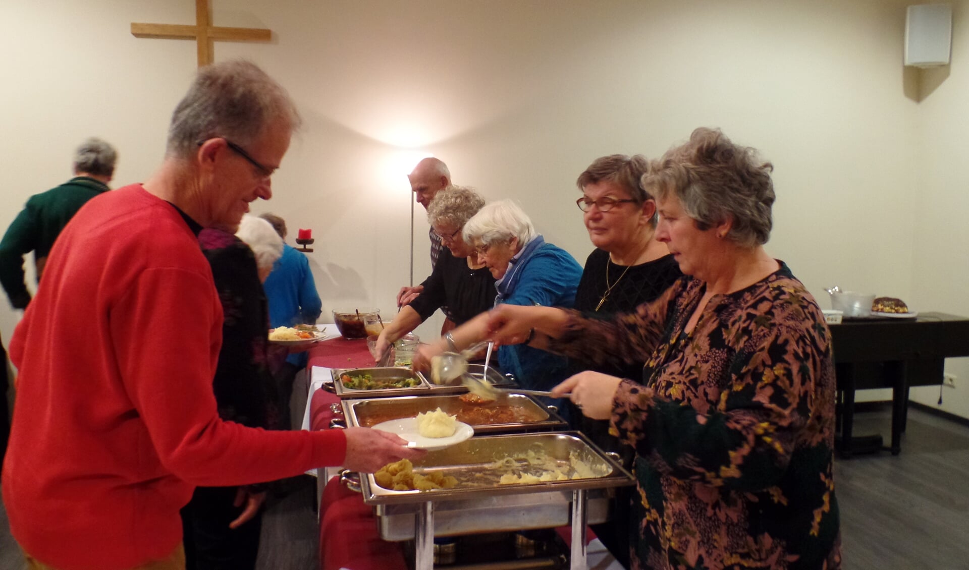 Vrijwilligers verzorgden steevast voor een warme maaltijd tijdens de Gemeentecafas. Foto: Jan Hendriksen. 