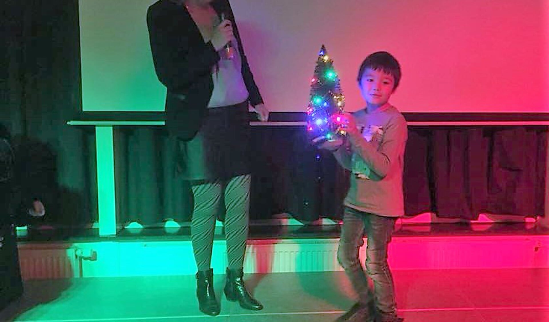 Steven ziet zijn wens in vervulling gaan. Hij krijgt van Marit Ranzijn zijn eigen kerstboom. Foto: PR