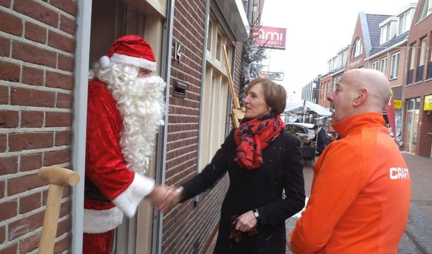 De kerstman schudt burgemeester Annette Bonsvoort de hand. Foto: Annekée Cuppers