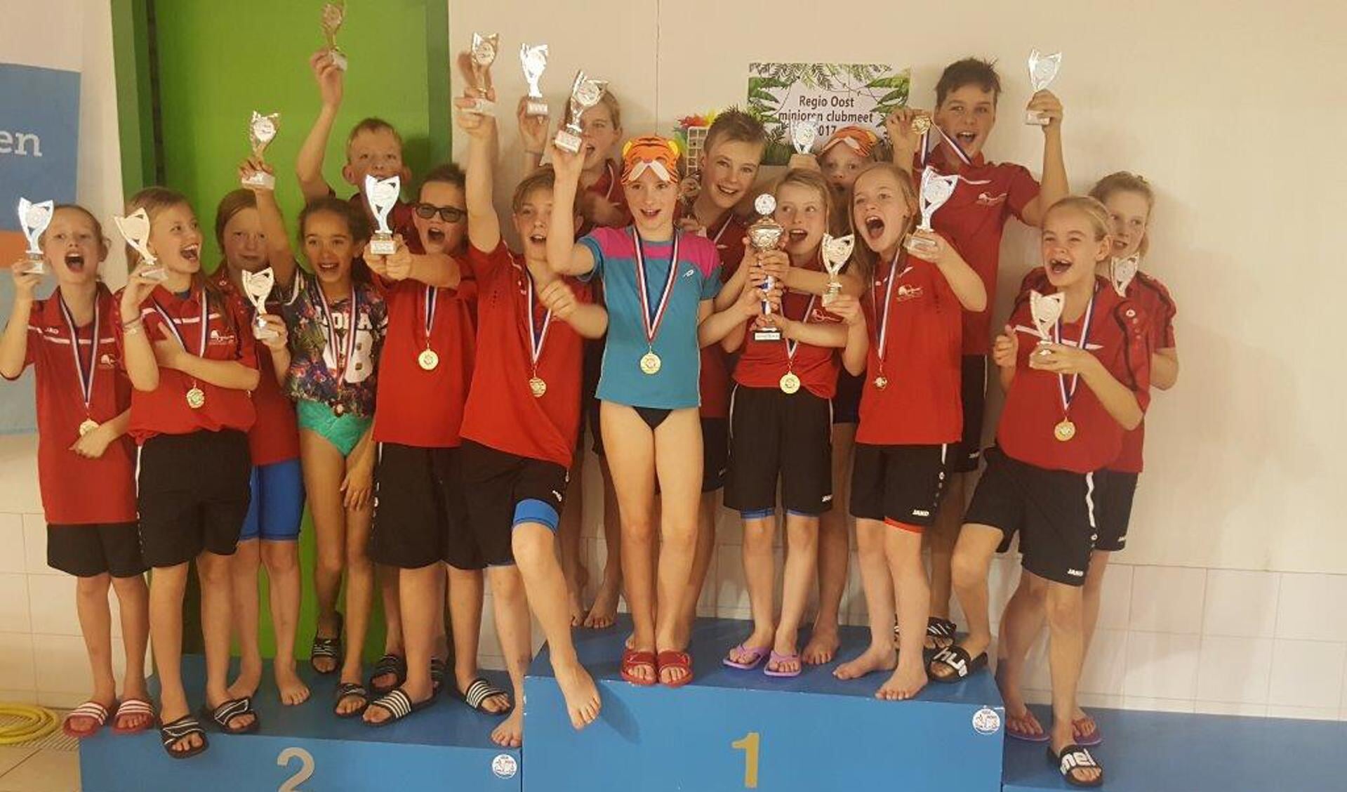 De succesvolle jongens en meisjes van zwemvereniging De Berkelduikers. Foto: PR