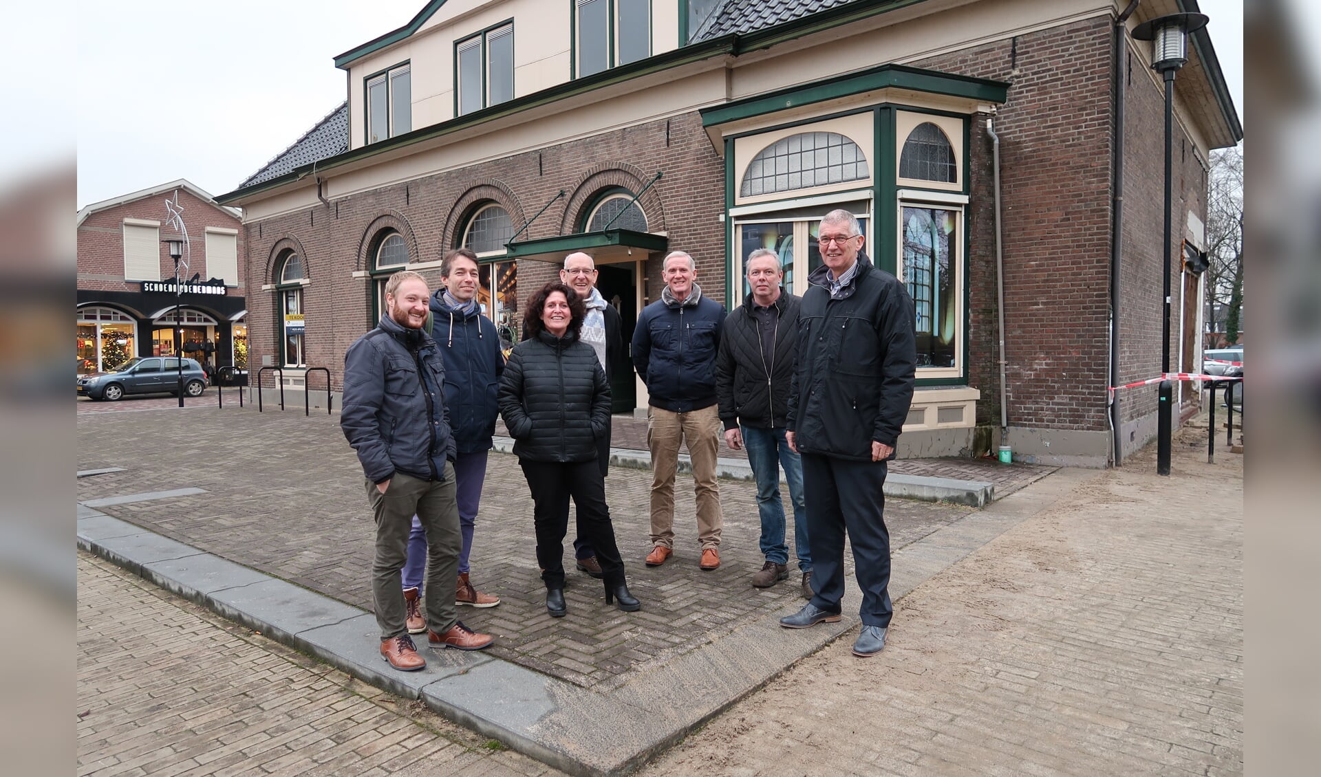  Leden van de nieuwe stichting Mien Darp Hengelo voor het oude gemeentehuis. Meest rechts voorzitter Tonnie Bergervoet. Foto: Luuk Stam