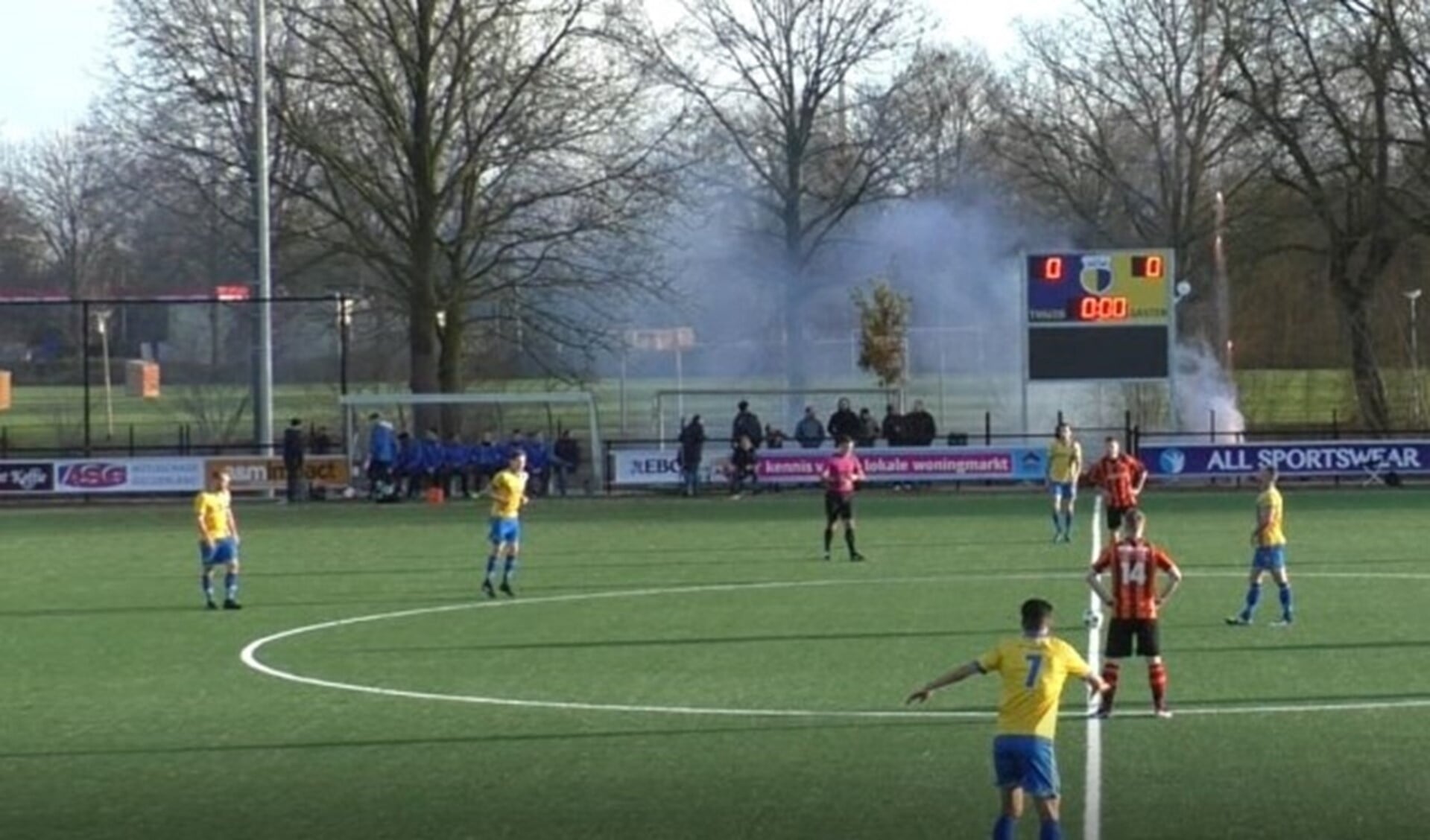 Vuurwerk op Sportpark Zuid voorafgaand aan de wedstrijd tussen DZC'68 en Zutphen