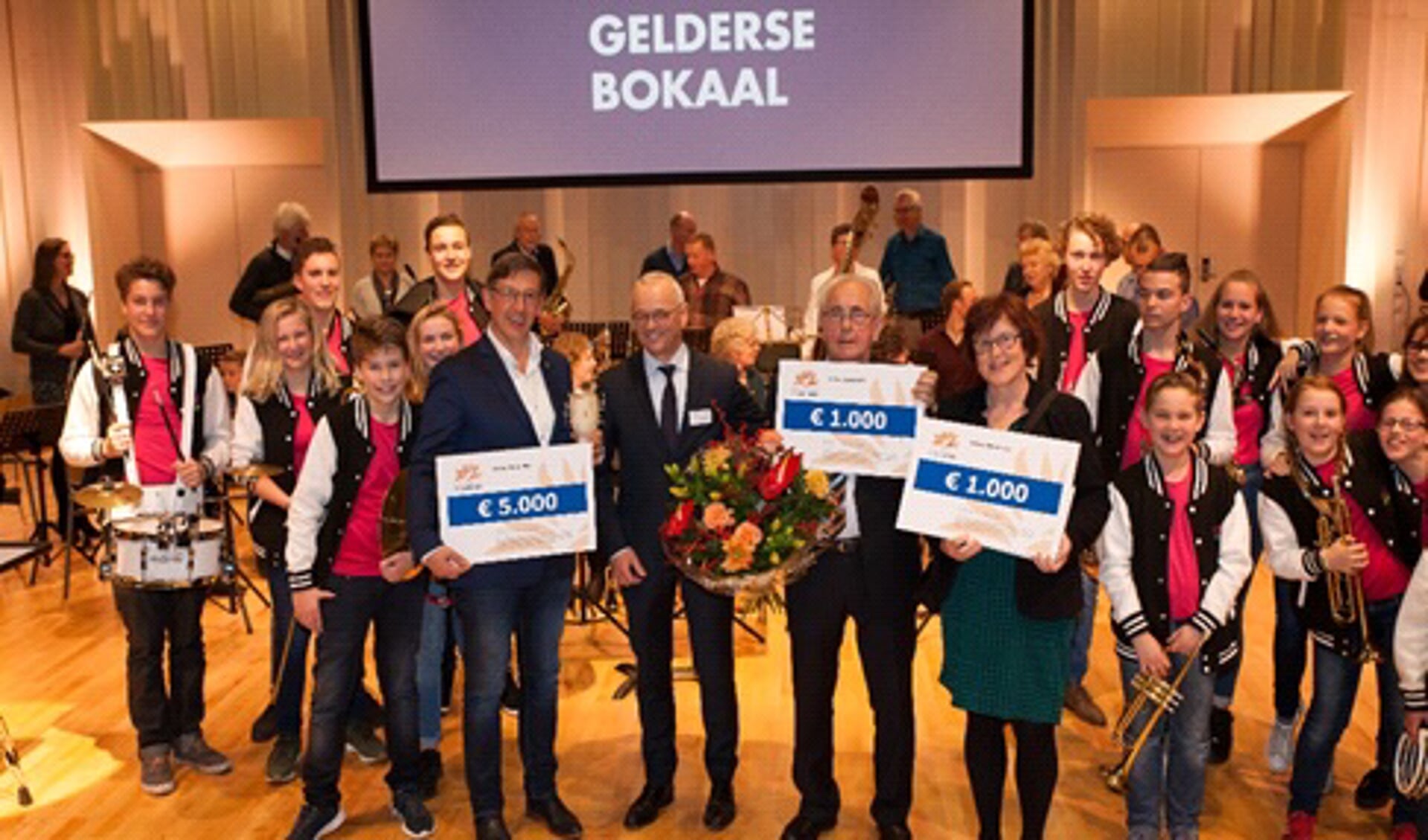 Jan Willem Wiggers reikte op 1 december de Gelderse Bokaal 2017 uit aan Jules Verschure. Foto: PR