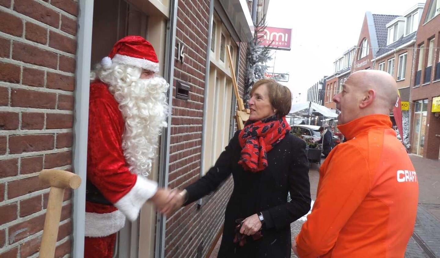 De kerstman schudt burgemeester Anette Bonsvoort de hand. Foto: Annekée Cuppers