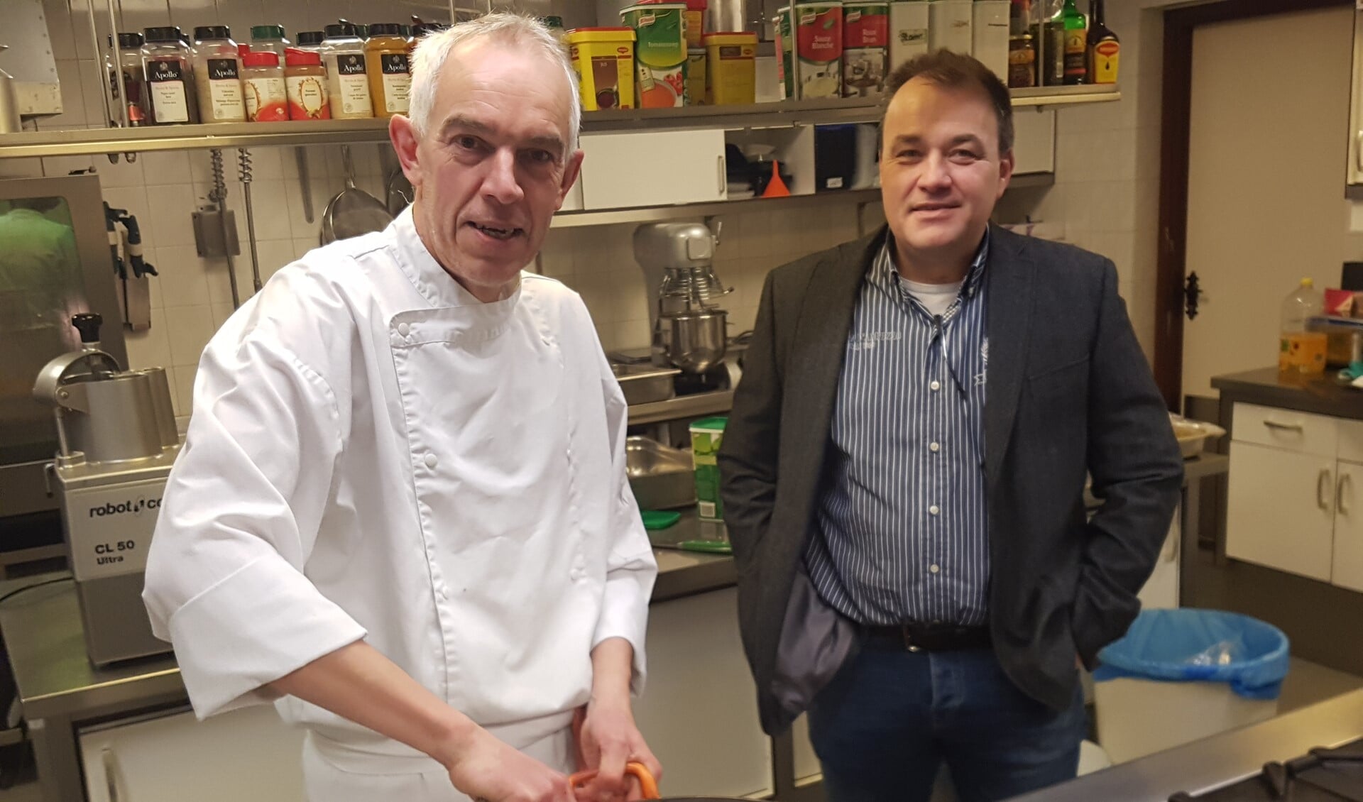 Chef-kok Stef Rouwhorst (links) en Robert Venderbosch in de keuken van De Radstake. Foto Kyra Broshuis