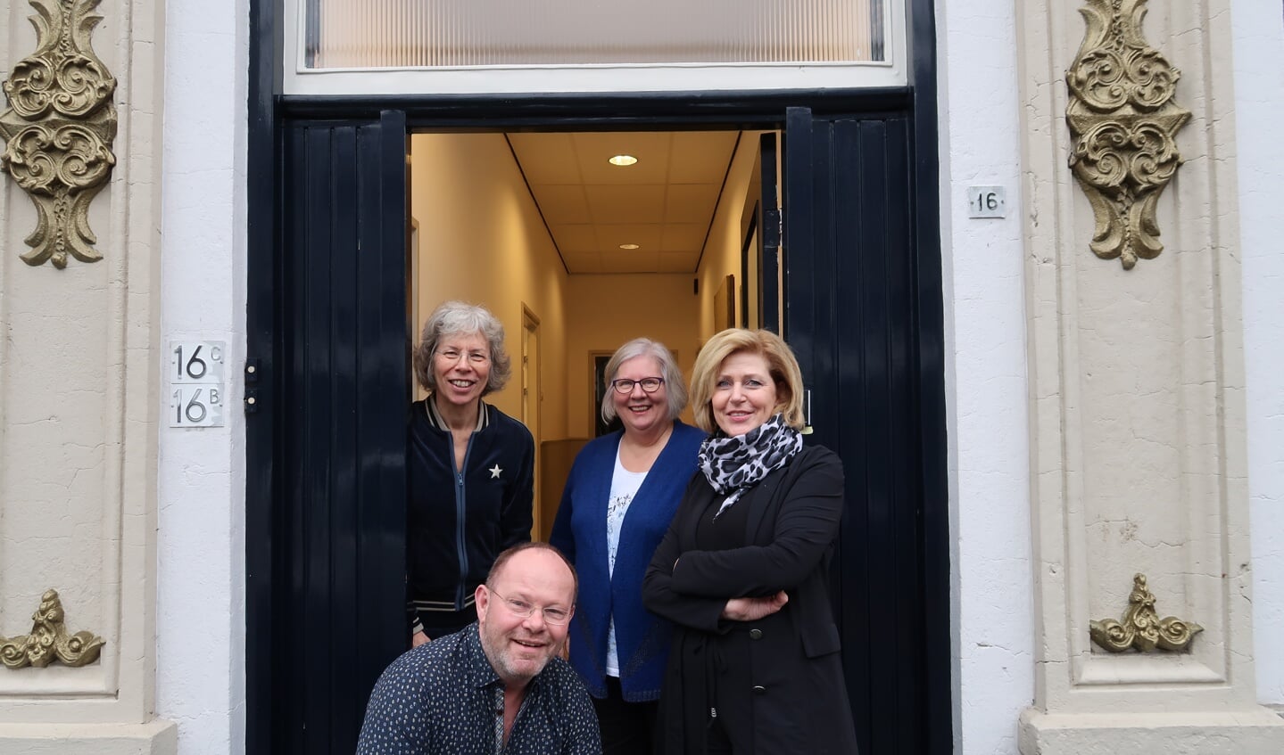 Janette Eyck, Boudewijn Wolbert, Joke Rottier en Jacqueline Dieks zijn vanaf begin volgend jaar samen actief vanuit ’t Spalhuus in de Hengelose Spalstraat. Foto: Luuk Stam