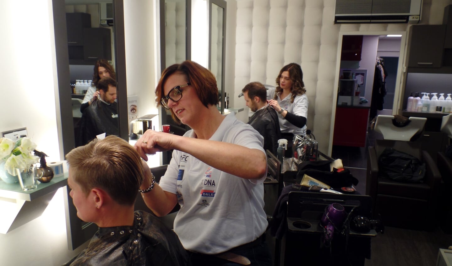 Chantal te Woerd en Nel Roelofsen van Swift Hairfashion knipten zondag voor het KWF fonds.  FotoL Jan Hendriksen.
