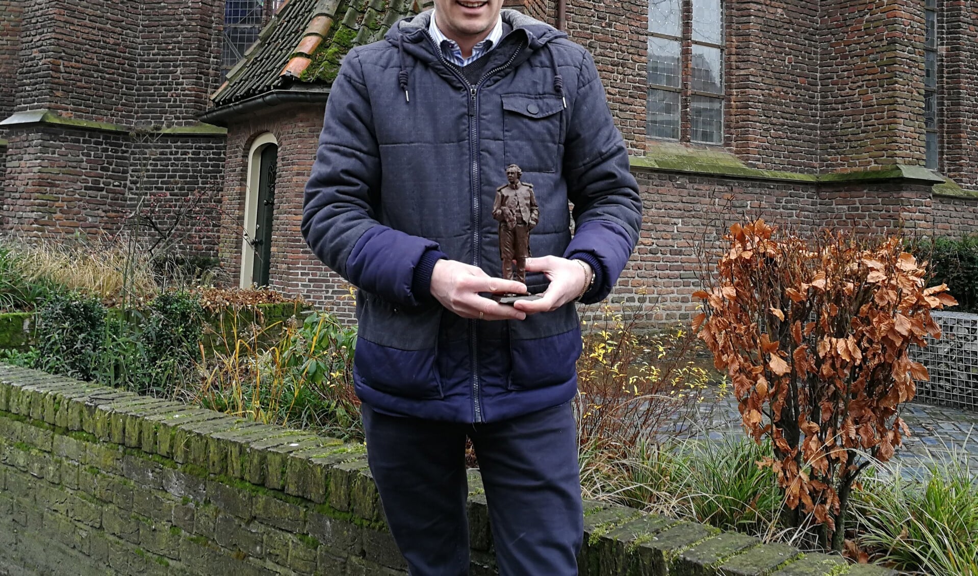 Peter Nieuwenhuis met het bronzen beeld van Willem V. Foto: Rob Weeber