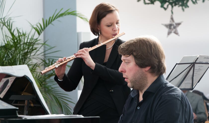 Dwarsfluitiste Magdalena Katziolka wordt begeleid op de piano door dirigent en pianist Christo Guenov. Foto: Henk Derksen