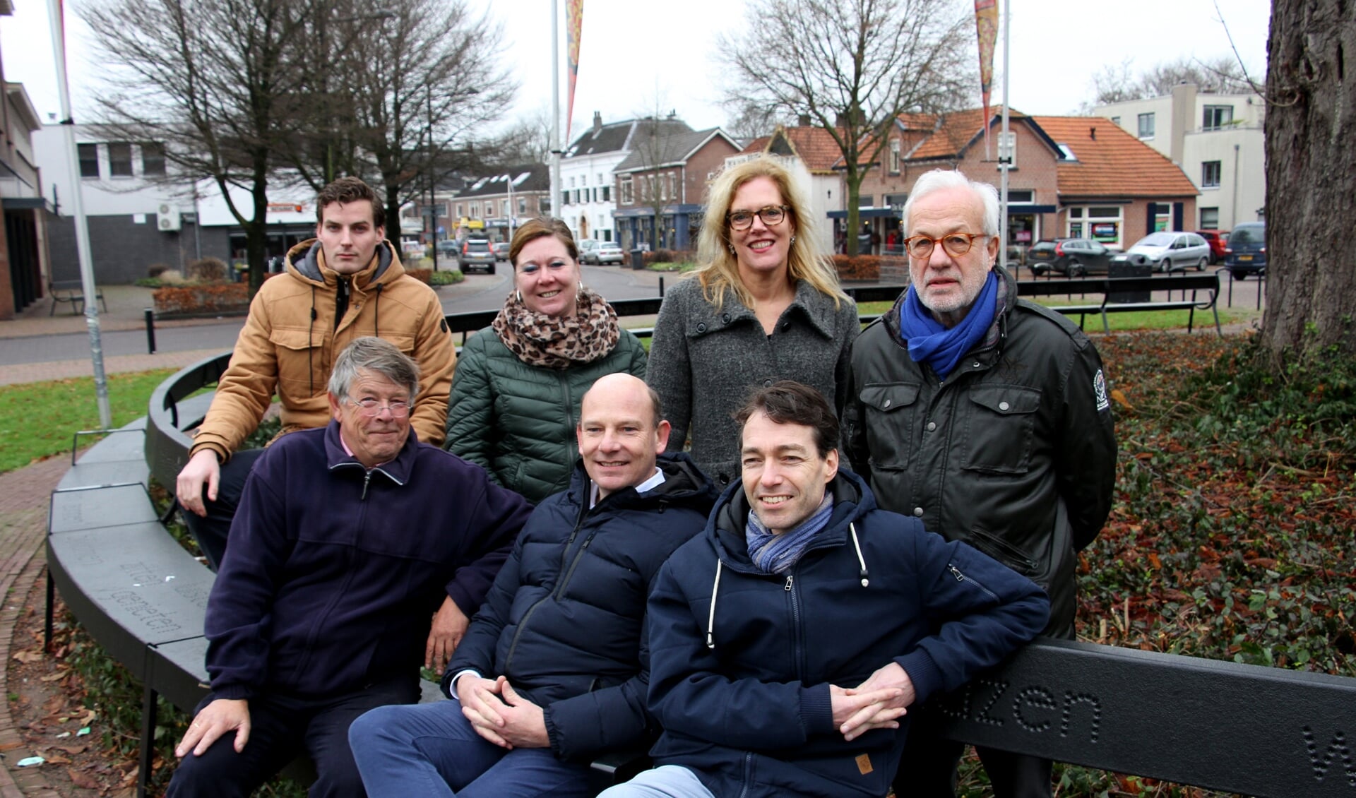 Voor Vorden Van Vorden: staand Frank Scheffer, Riske Legtenberg, Ingrid Keizer en Jan Ilsink; zittend Bart Veen, Maarten Smit en Marnix Meijer. Foto: Liesbeth Spaansen