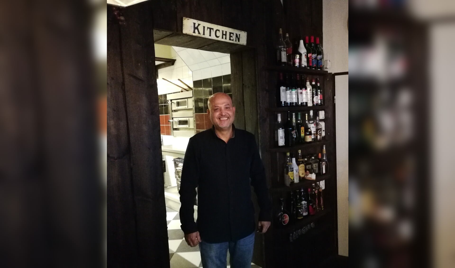 Eigenaar Antar Eldeib in zijn restaurant. Foto: Rob Weeber
