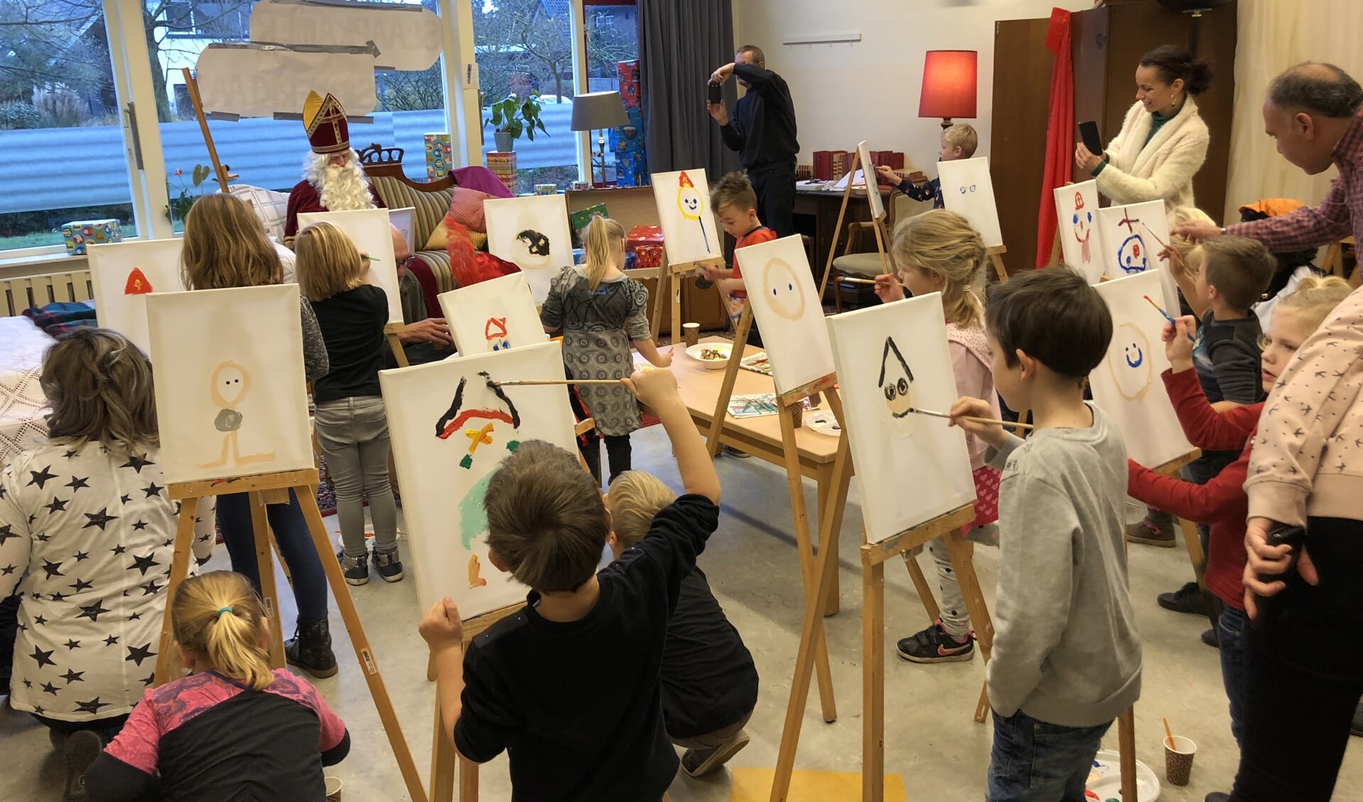 De kinderen maken een portret van Sinterklaas. Foto: PR