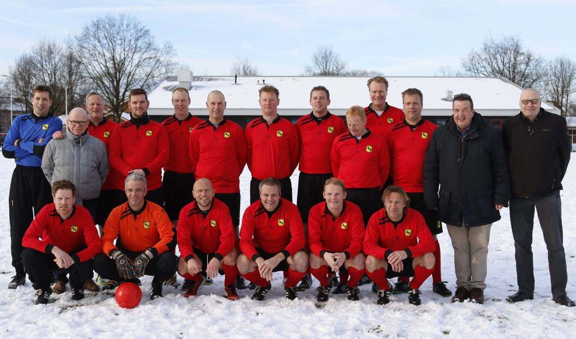 Het VV Ruurlo 1 elftal uit het seizoen 1996-1997 dat vorig jaar in de sneeuw aantrad tijdens de Nieuwjaarswedstrijd. Foto: PR. 