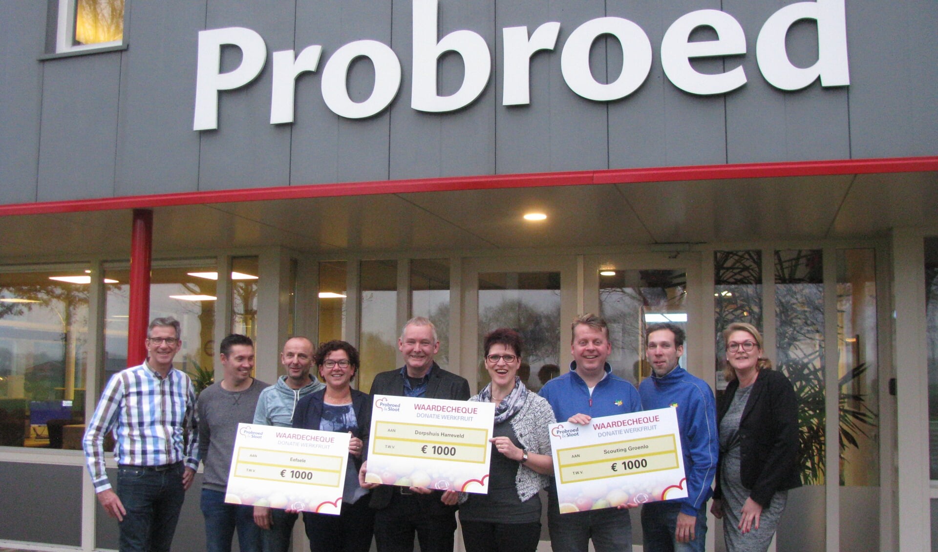 Mariëtte Terbraak (rechts), directieassistente van Probroed & Sloot, reikte de cheques uit. Foto: Ferry Broshuis
