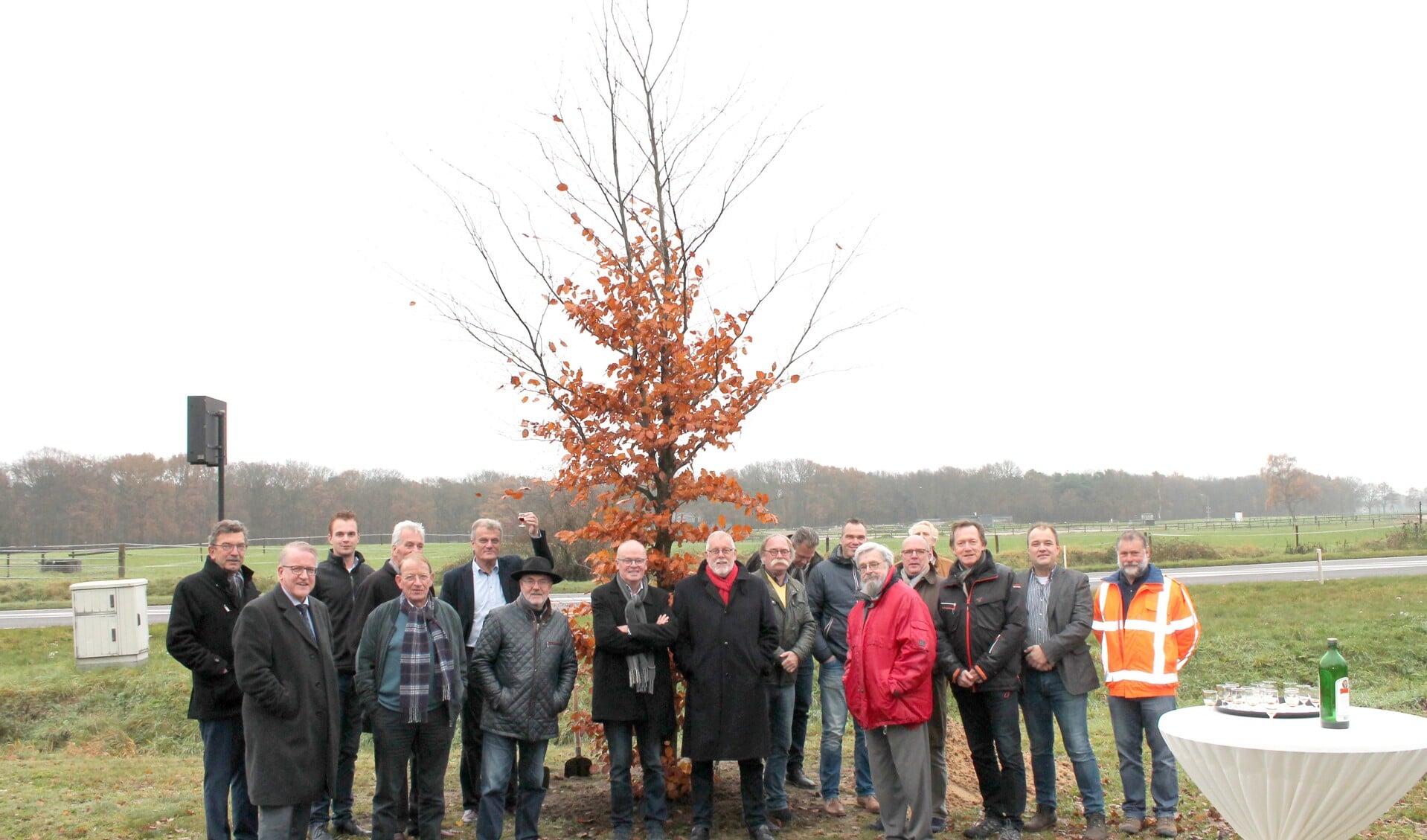 Wethouders en medewerkers van de gemeenten Aalten, Bronckhorst en Oude IJsselstreek en leden van de Lionsclub Wisch de Hamalandse Marken bij de zojuist geplante honderdste boom. Foto: PR