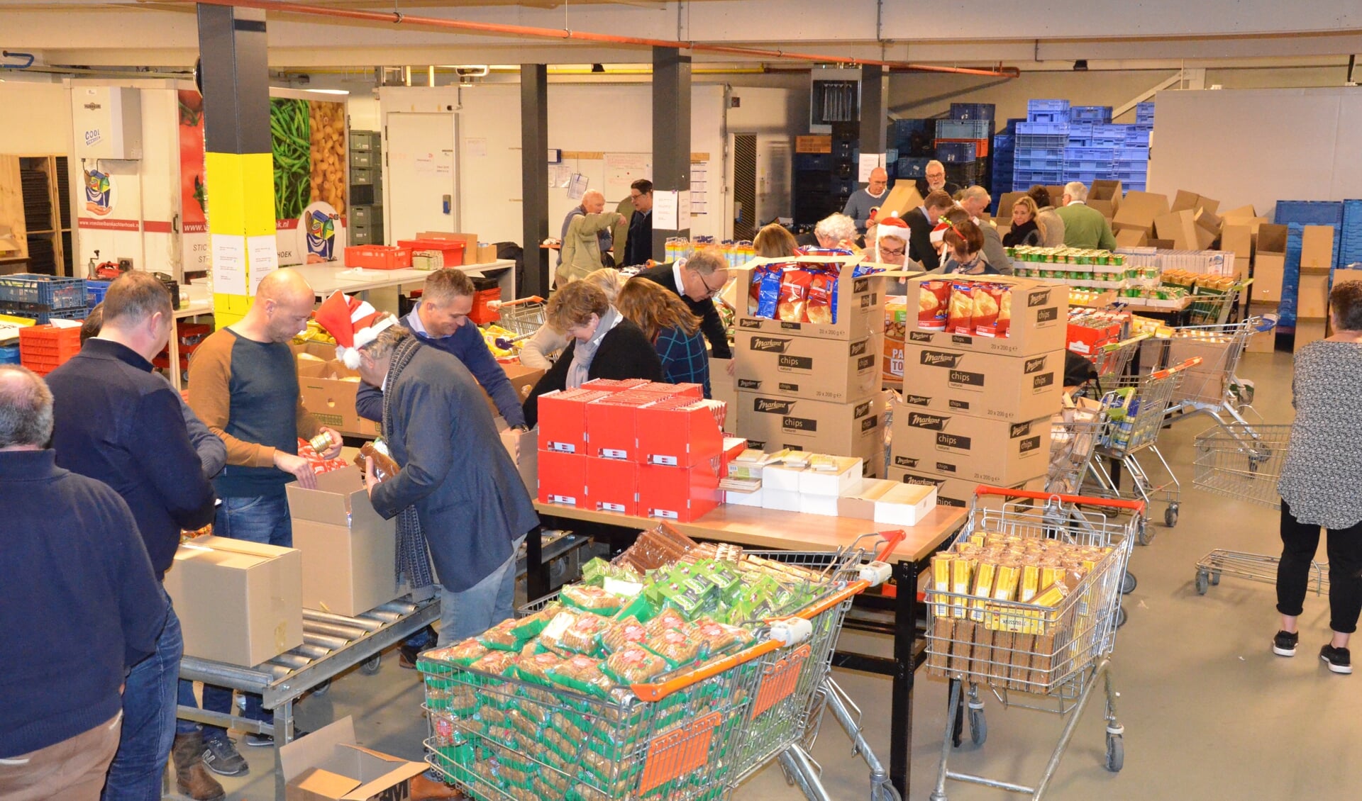 Kerstpakketten vullen voor en bij de Voedselbank. Foto: PR