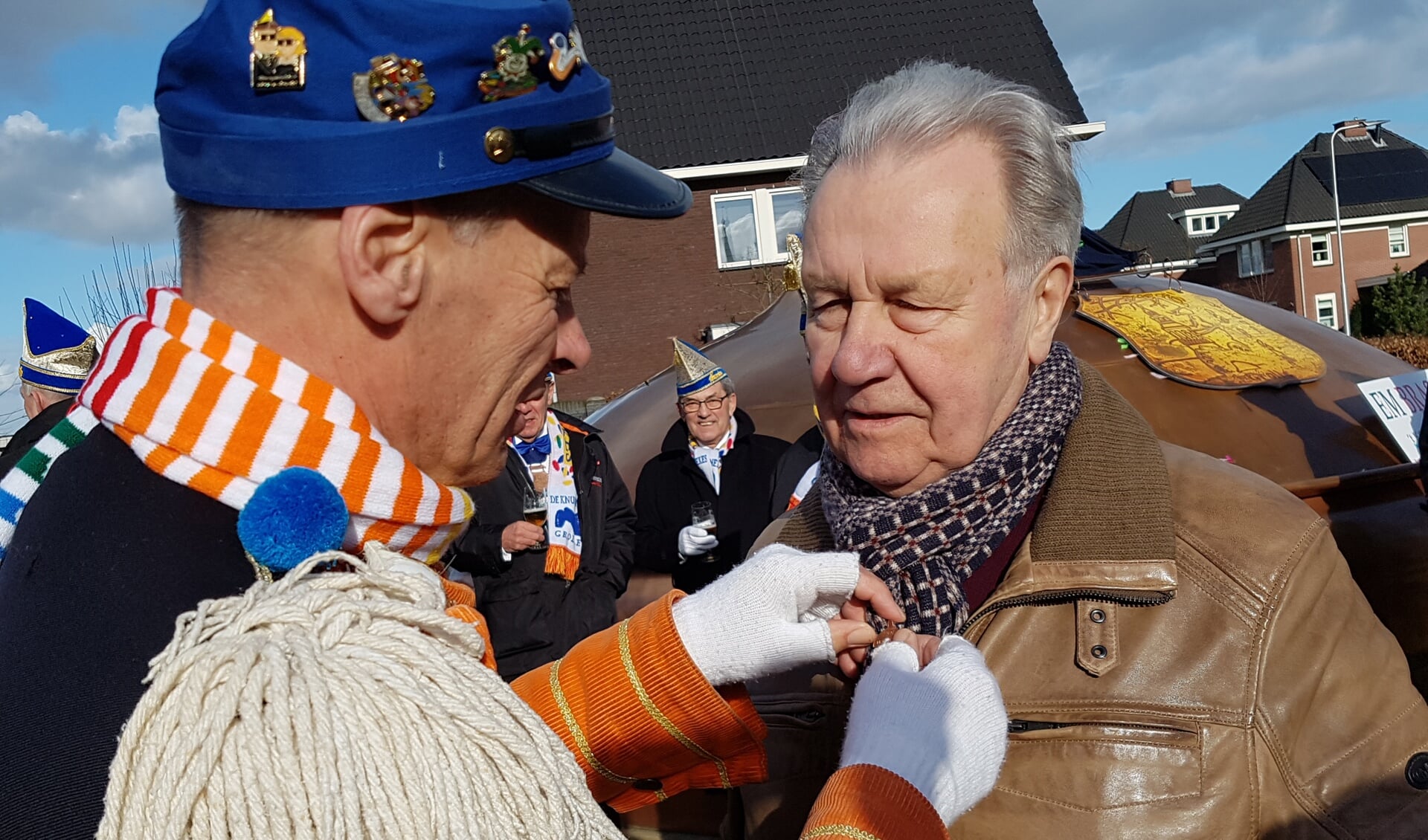 Karel Kormelinck krijgt de onderscheiding opgespeld door Eddy Konings van 't Kopper.