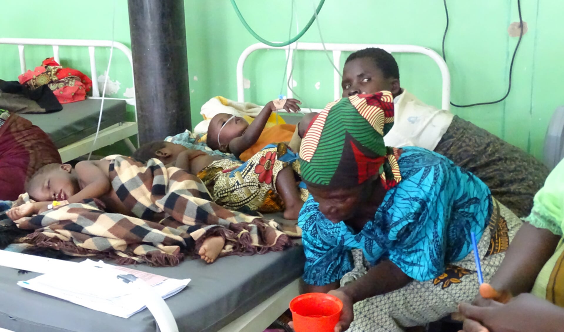 Ouders die waken bij hun kinderen in het ziekenhuis in Lilongwe. Foto: Hannie Friesen