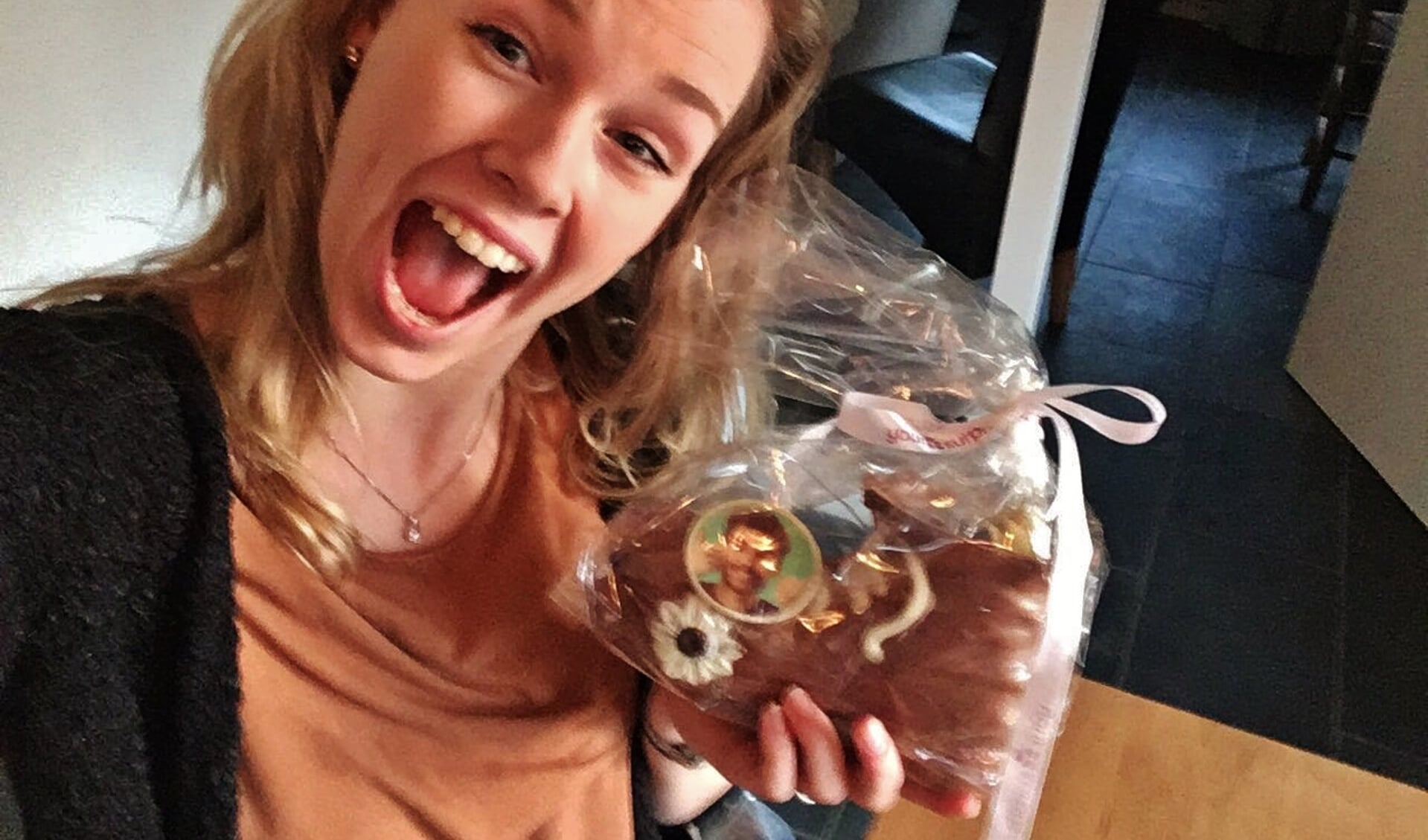 Heleen met haar chocoladeschoen, met daarop de foto van Domien Verschuuren.