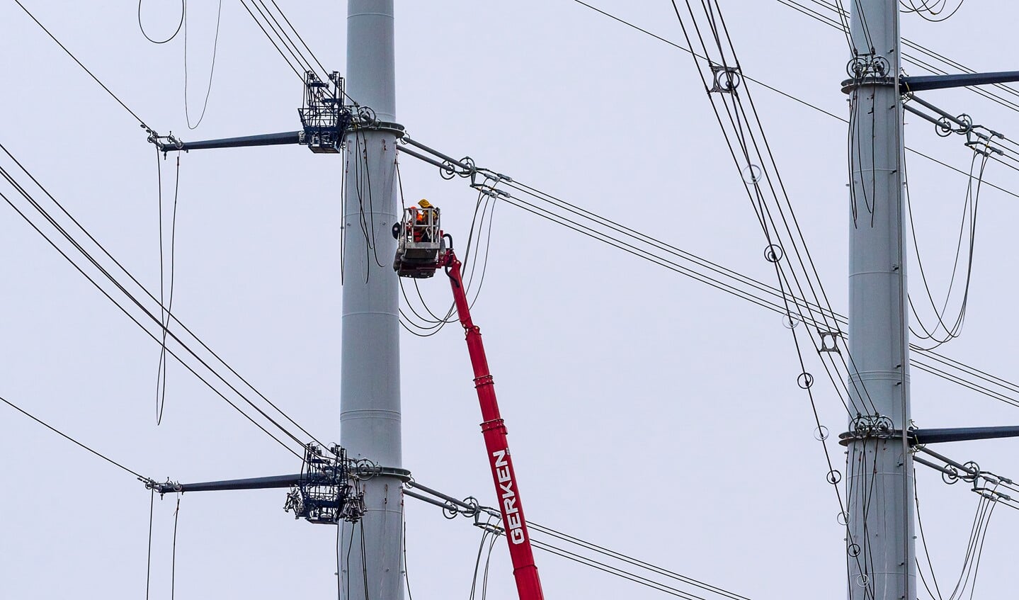 Op grote hoogte wordt er gewerkt aan de hoogspanningslijn. Foto: PR