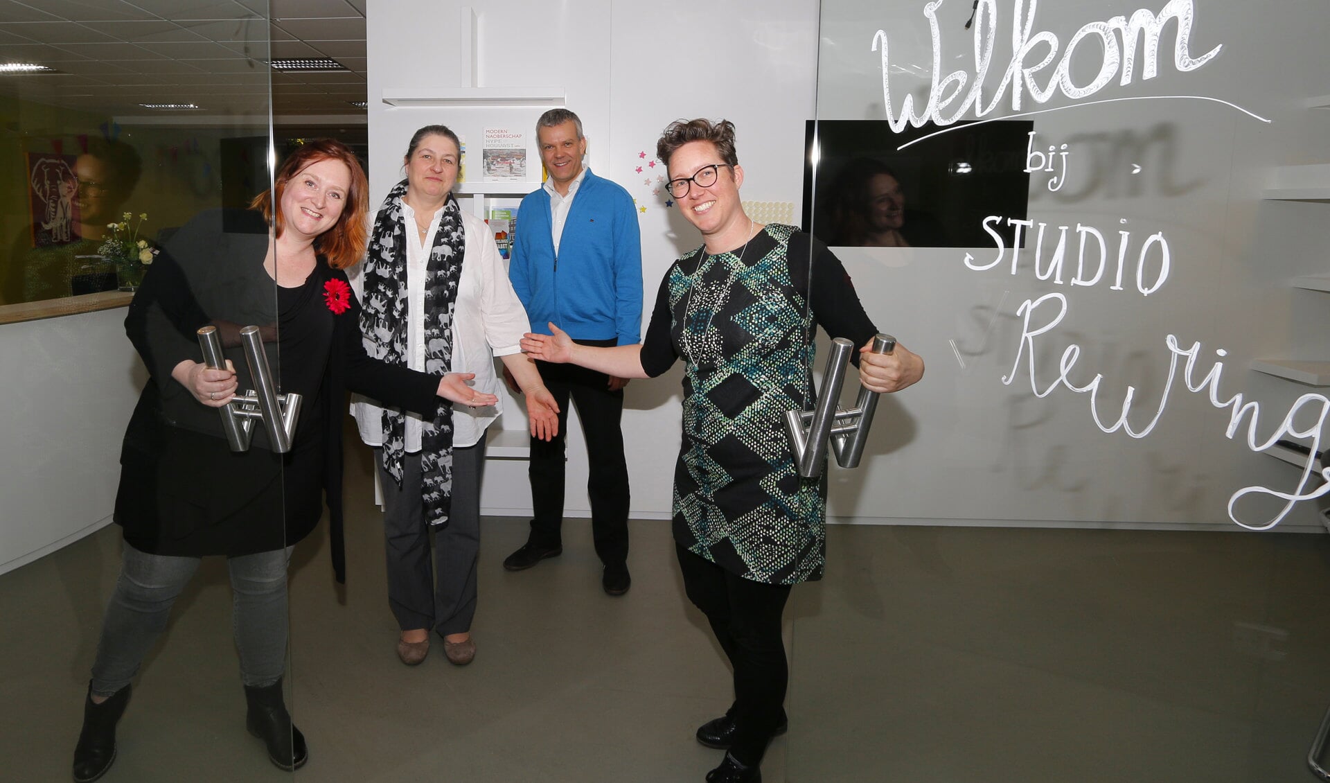 Joske, Anke en Linda heten iedereen van harte welkom in Studio Reuring. Gerhard Weevers stelt het pand aan de Ziekenhuisstraat 1 ter beschikking. Foto: Gerwin Nijkamp