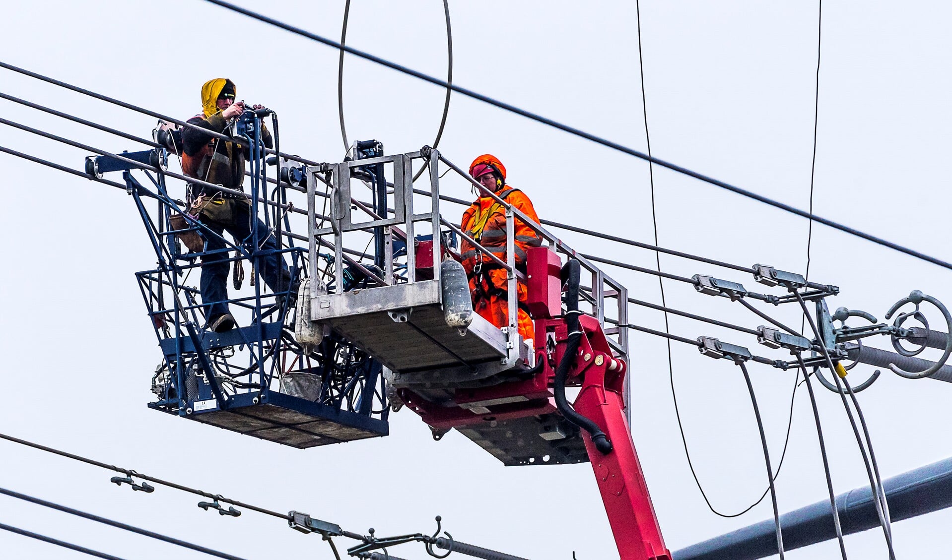 Op grote hoogte wordt er gewerkt aan de 380kV-hoogspanningslijn. Foto: PR