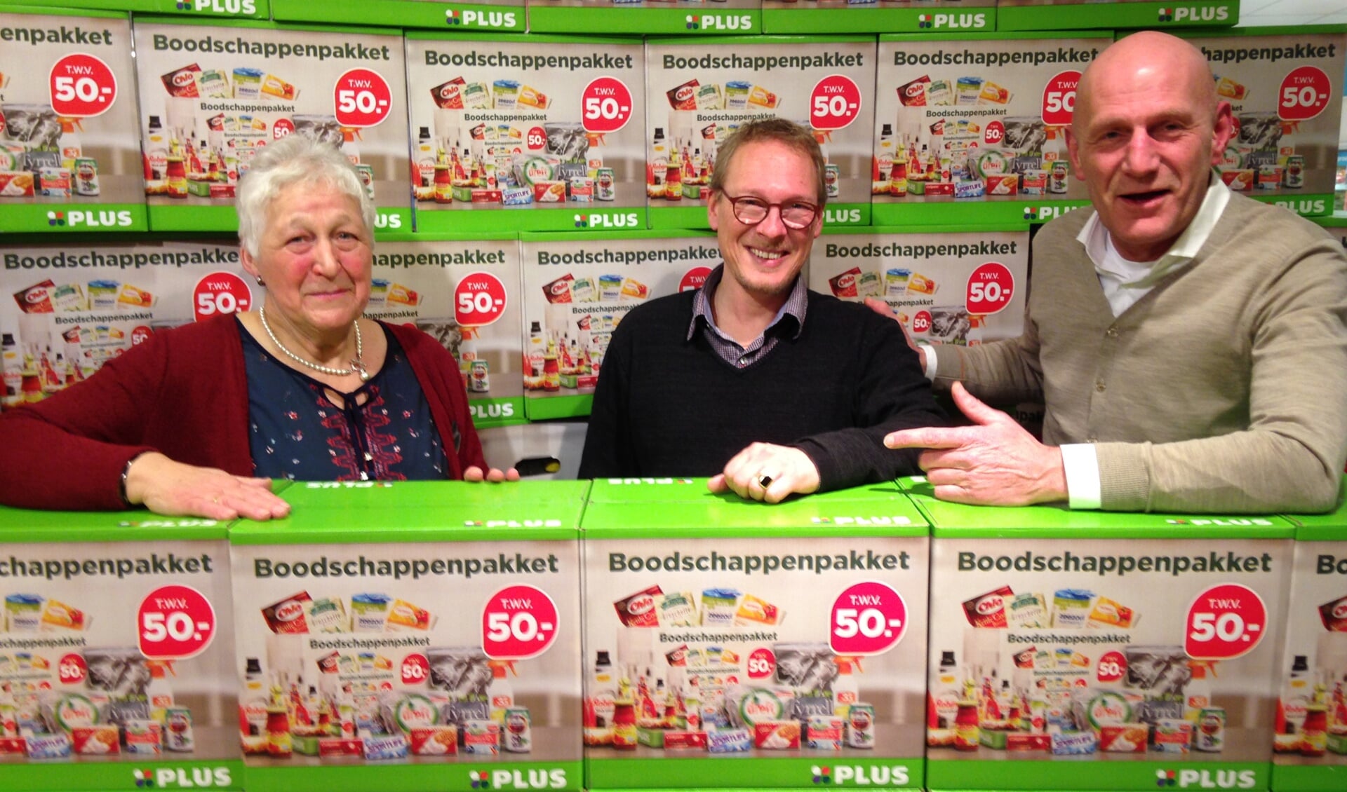 Betty Timmerman, Roland Meurs en Thom Kogelman tussen de meters hoog opgestapelde boodschappenpakketten. Foto: PR. 