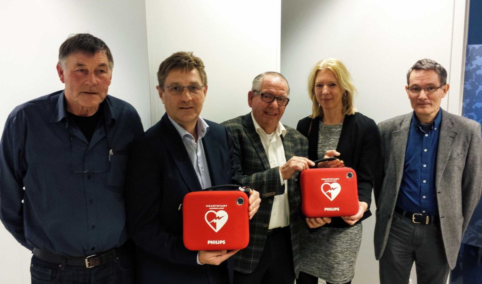 Het bestuur van de AED-stichting Bronckhorst met van links naar rechts Joan Huitink, Herman Vrielink, Rommy te Vaarwerk, Gerdien Hesselink en Ben Harting. Foto: Luuk Stam