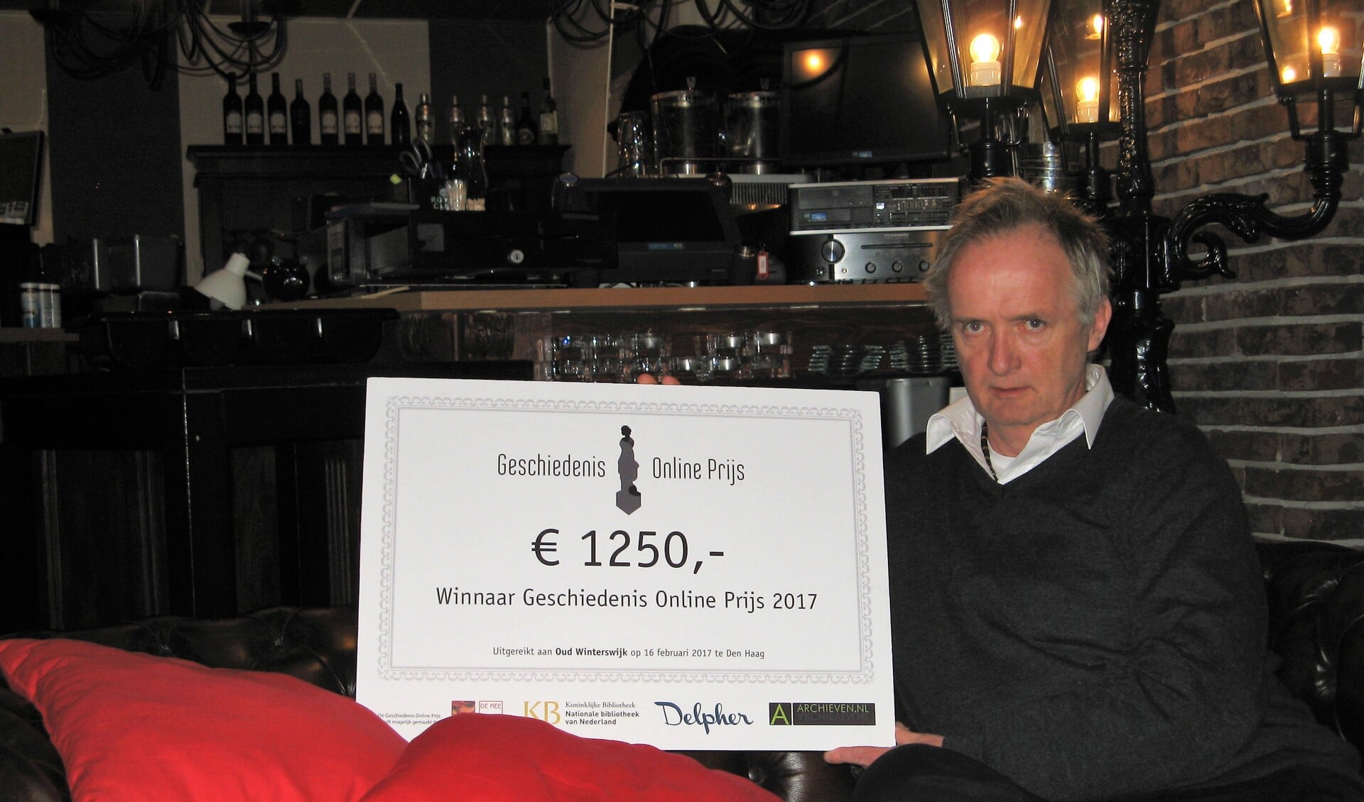 Hans Tenbergen met de cheque voor 1250 euro die hij afgelopen donderdag kreeg. Foto: Bart Kraan